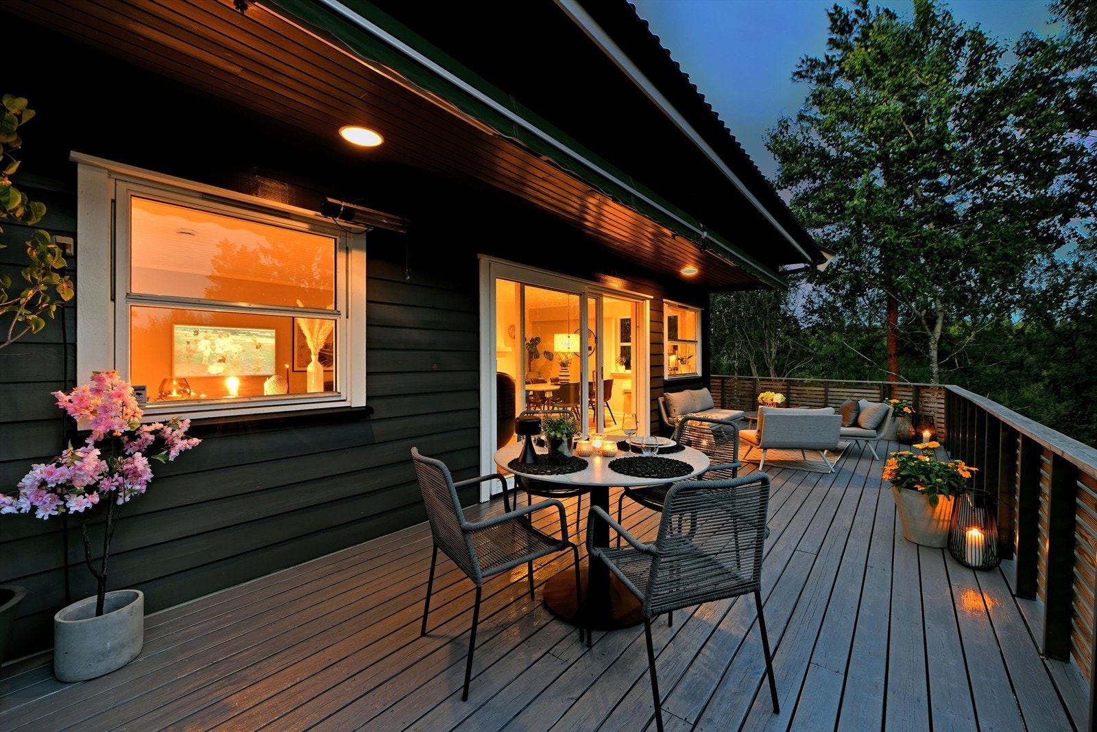 Uteplass med adkomst fra stue og kjøkken - solrik eiendom med sol hele dagen Galleribilde