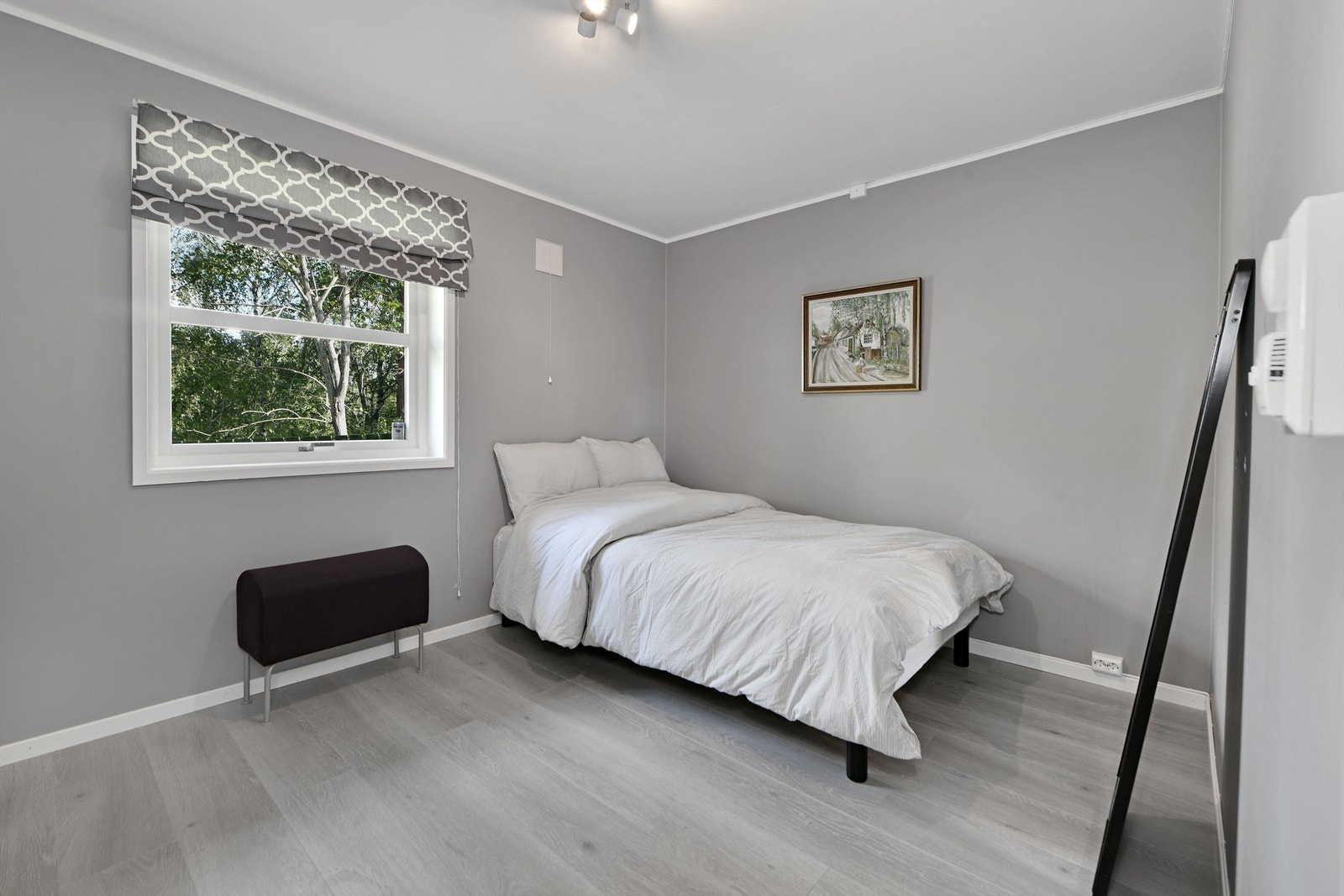 UNDERETASJE - innredet utleidel i underetasjen (ikke godkjent utleiedel) - soverom - god plass til dobbeltseng og diverse møblement - gulvvarme - vindu orientert mot øst Galleribilde