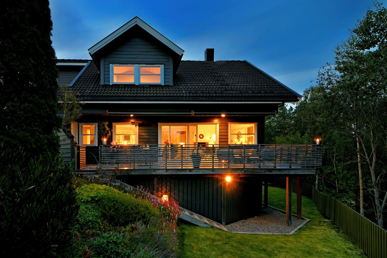 En elegant enebolig over 3 plan med moderne oppgraderinger og en planløsning som gir plass til både store og små! Galleribilde