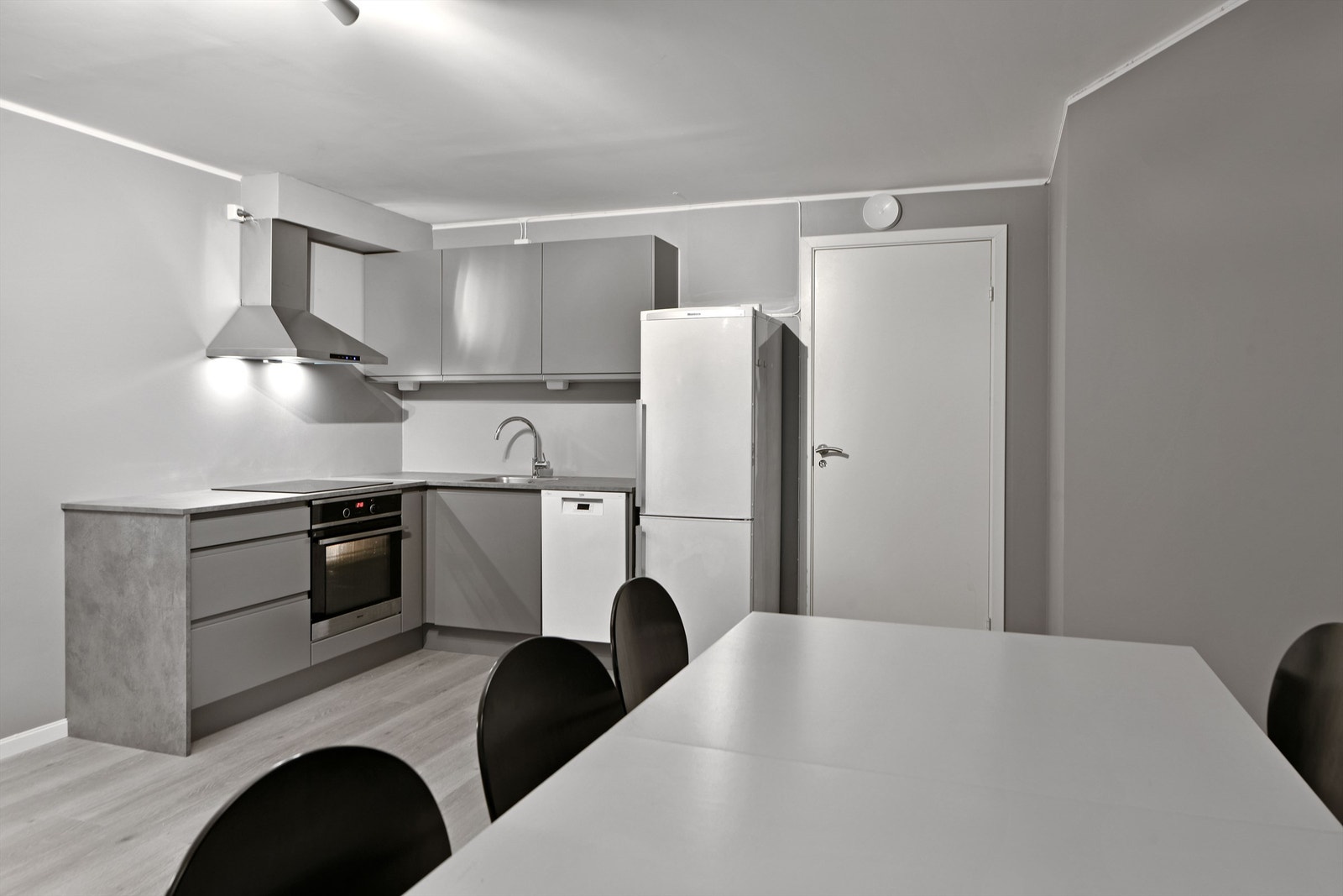 UNDERETASJE - innredet utleidel i underetasjen (ikke godkjent utleiedel) - moderne kjøkkenløsning fra 2025 Galleribilde