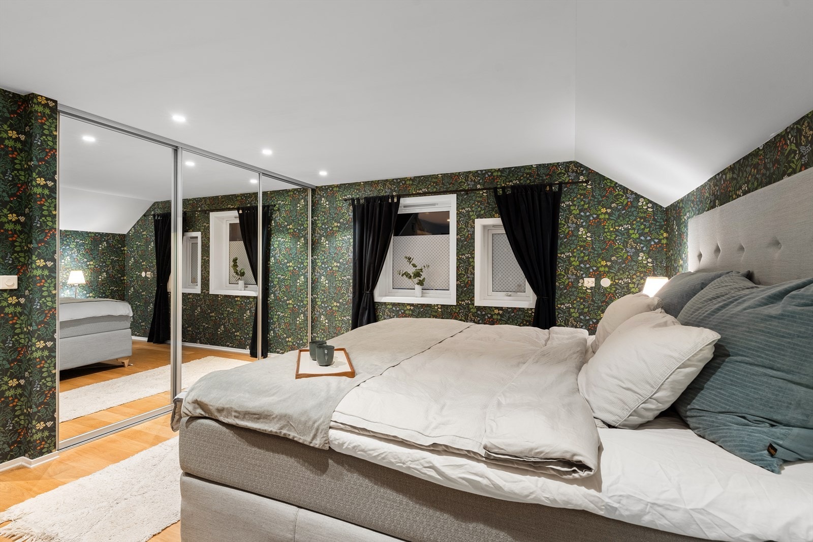 Delikat tapet fra Boråstapeter (Flora) gir soverommet en lun stemning og skaper en rolig ramme for gode netter Galleribilde