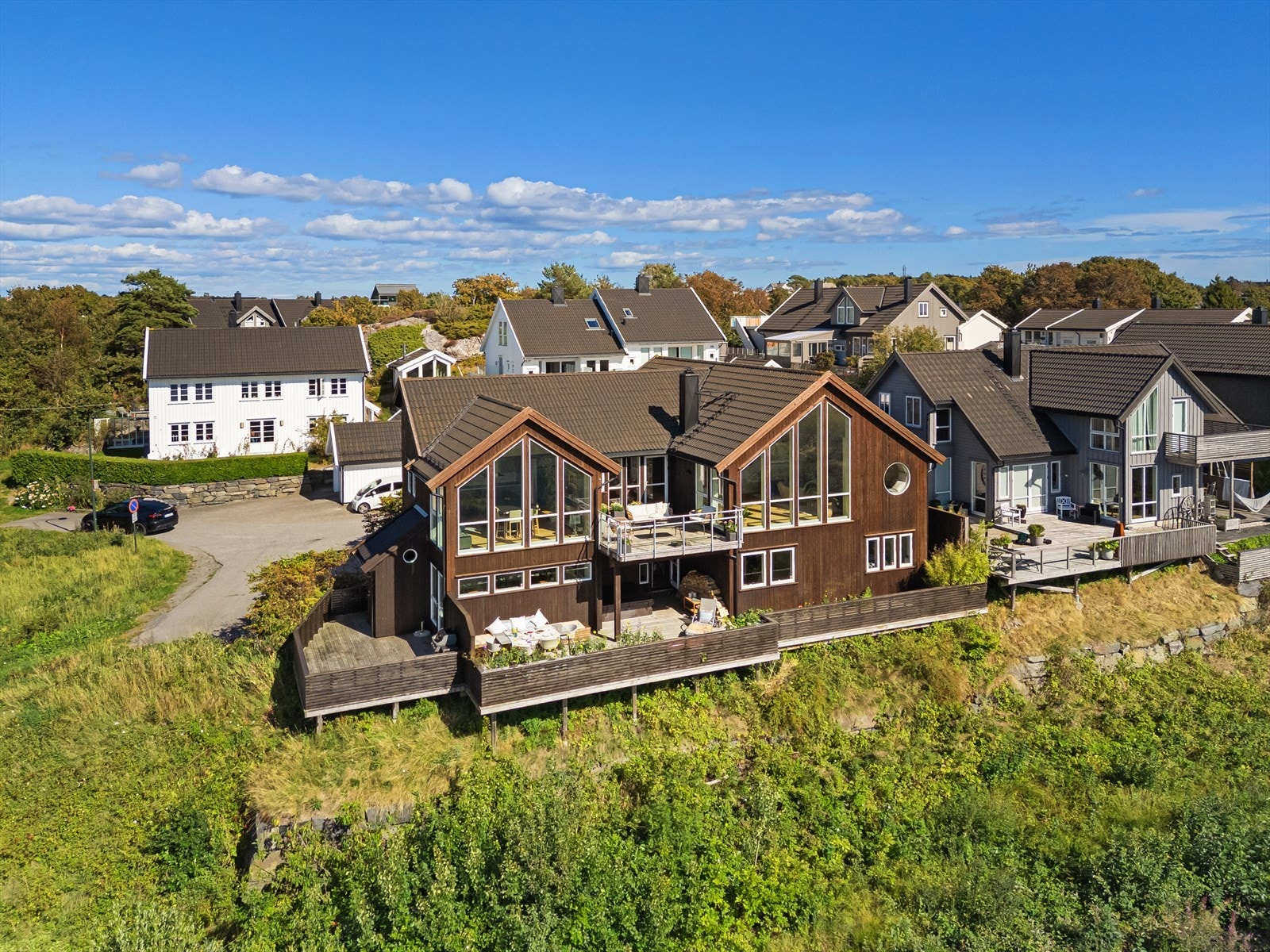 Eneboligen ble oppført i 2007 med en klassisk arkitektur, samtidig moderne med store vindusflater som sørger for at du har flott utsikt fra de rom som vender mot sjøen. Galleribilde
