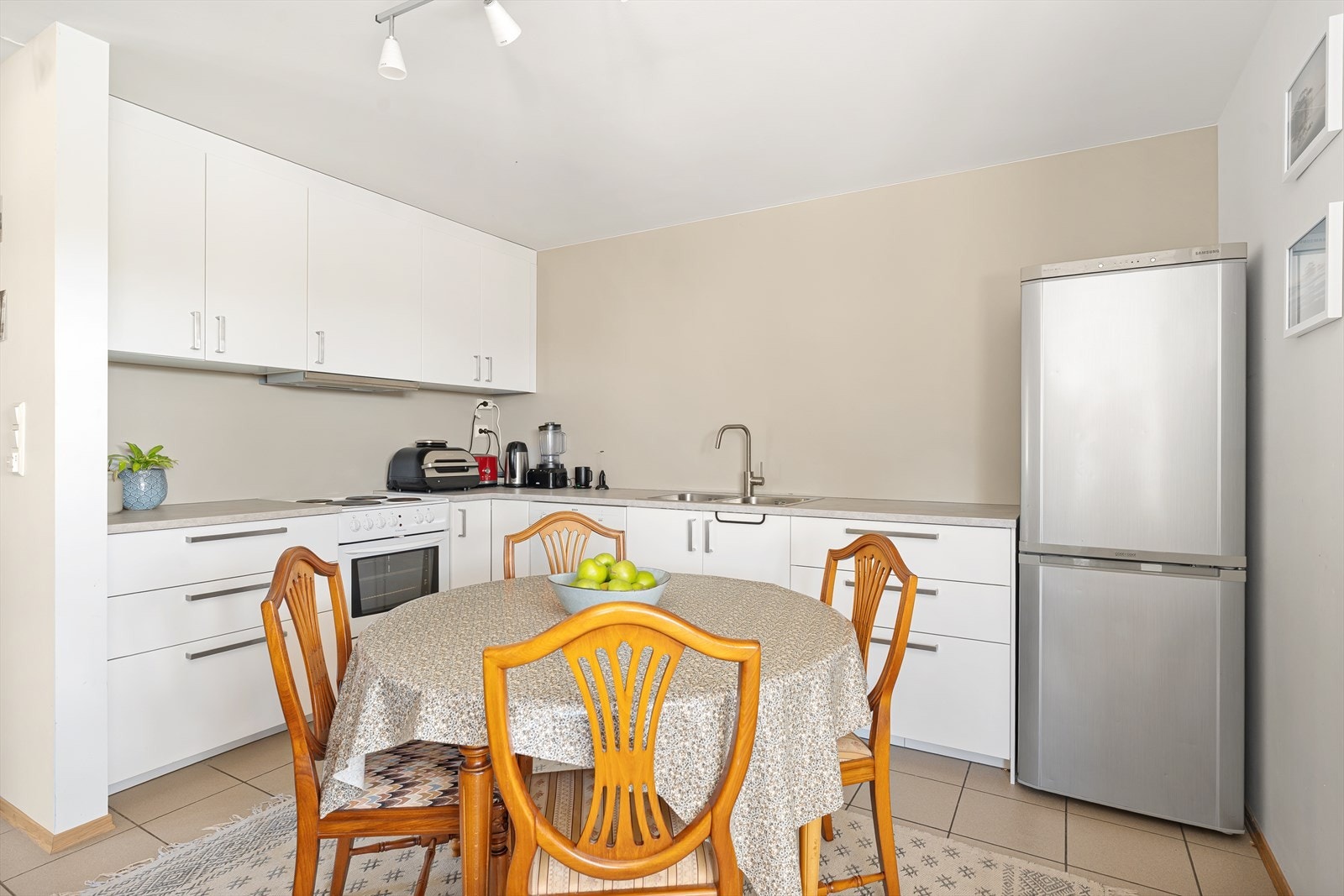 Kjøkkeninnredningen inneholder det du behøver med avsatt plass til komfyr, oppvaskmaskin og kjøleskap med frysedel. Det er ellers god lagringsplass i innredning og i overskap. Galleribilde