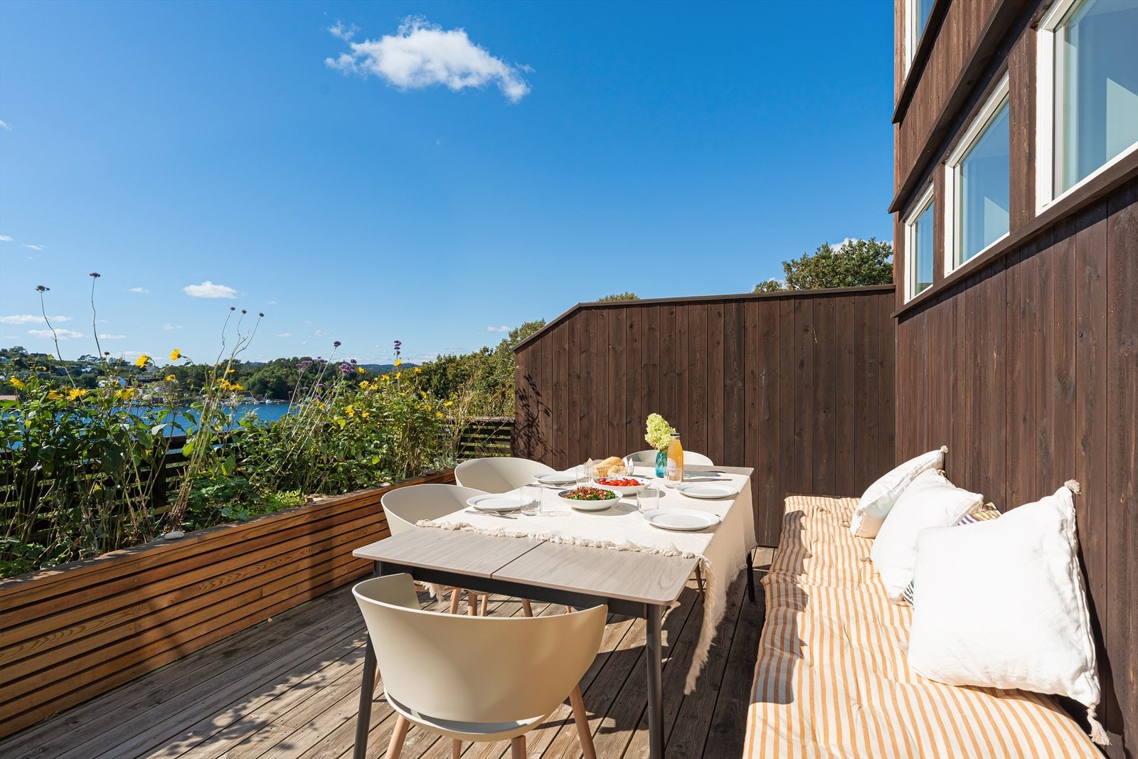 Fra terrasseområdet har du flott utsikt, og du sitter usjenert uten innsyn. Terrassen har to store, etablerte plantebed med nydelig beplantning av både stauder og sommerblomster, som gir et frodig og innbydende uttrykk. Galleribilde