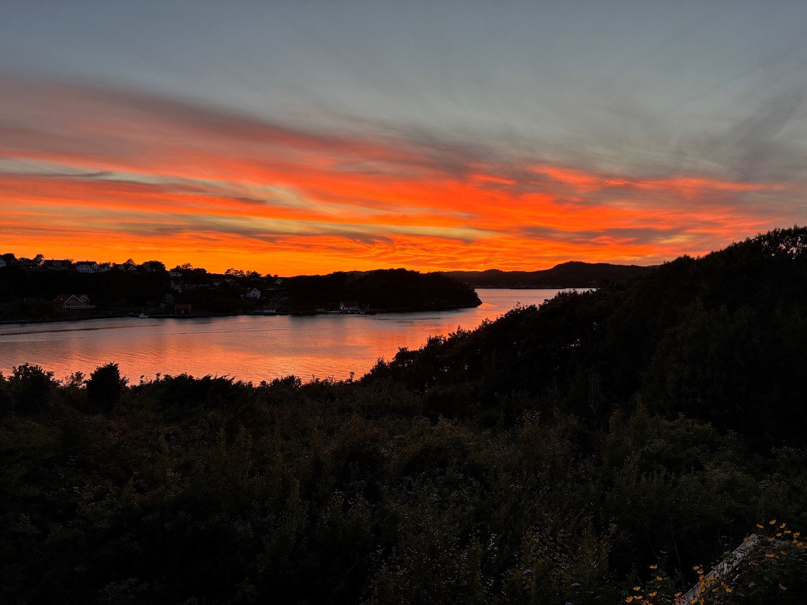 En hilsen fra en sommerkveld tidligere i august i år - nåværende eier opplyser om mange flotte himler og magiske solnedganger. Galleribilde