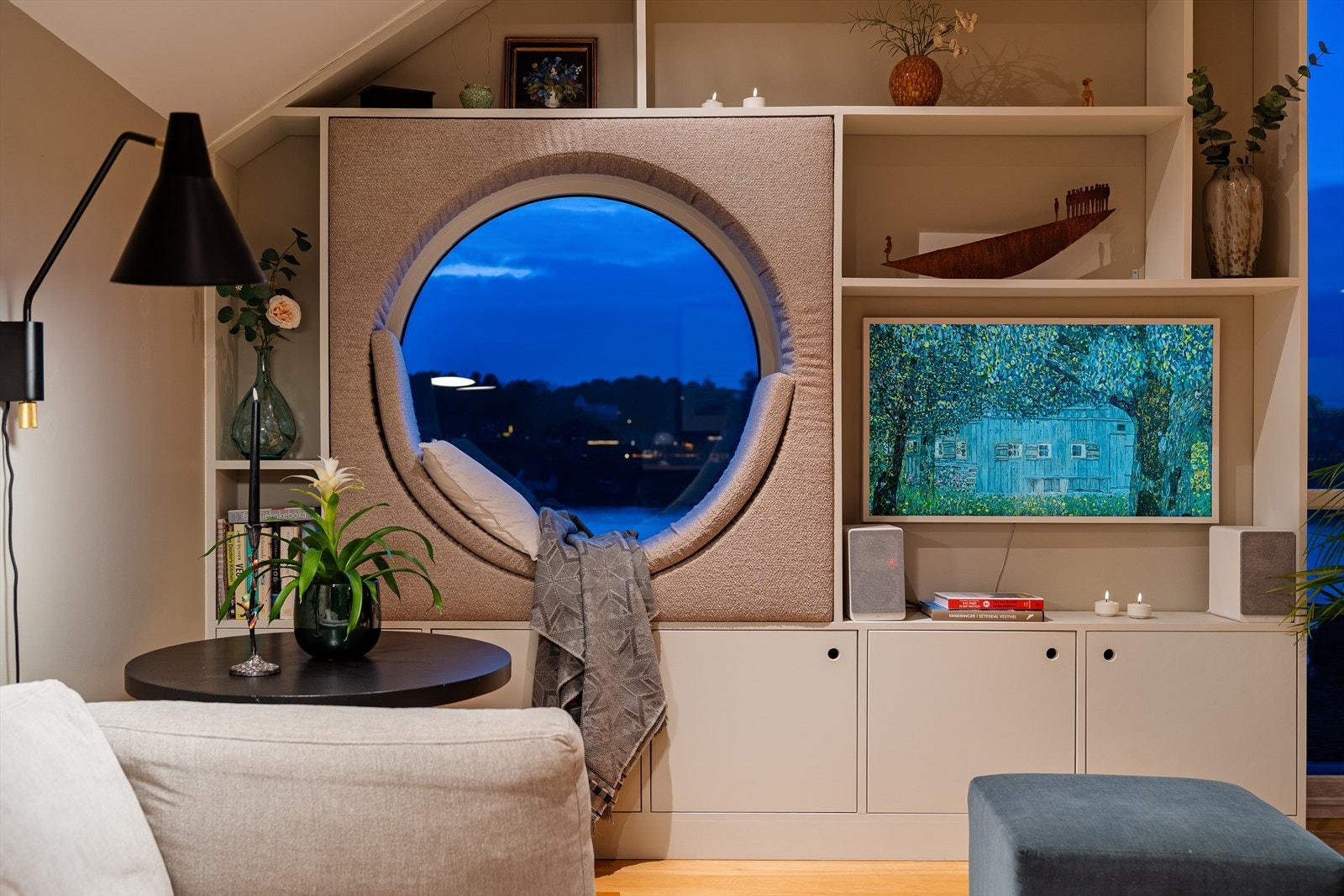 Her kan du eller barna nyte det fineste vindussetet på øya, med vakker utsikt mot Vestergapet. Galleribilde