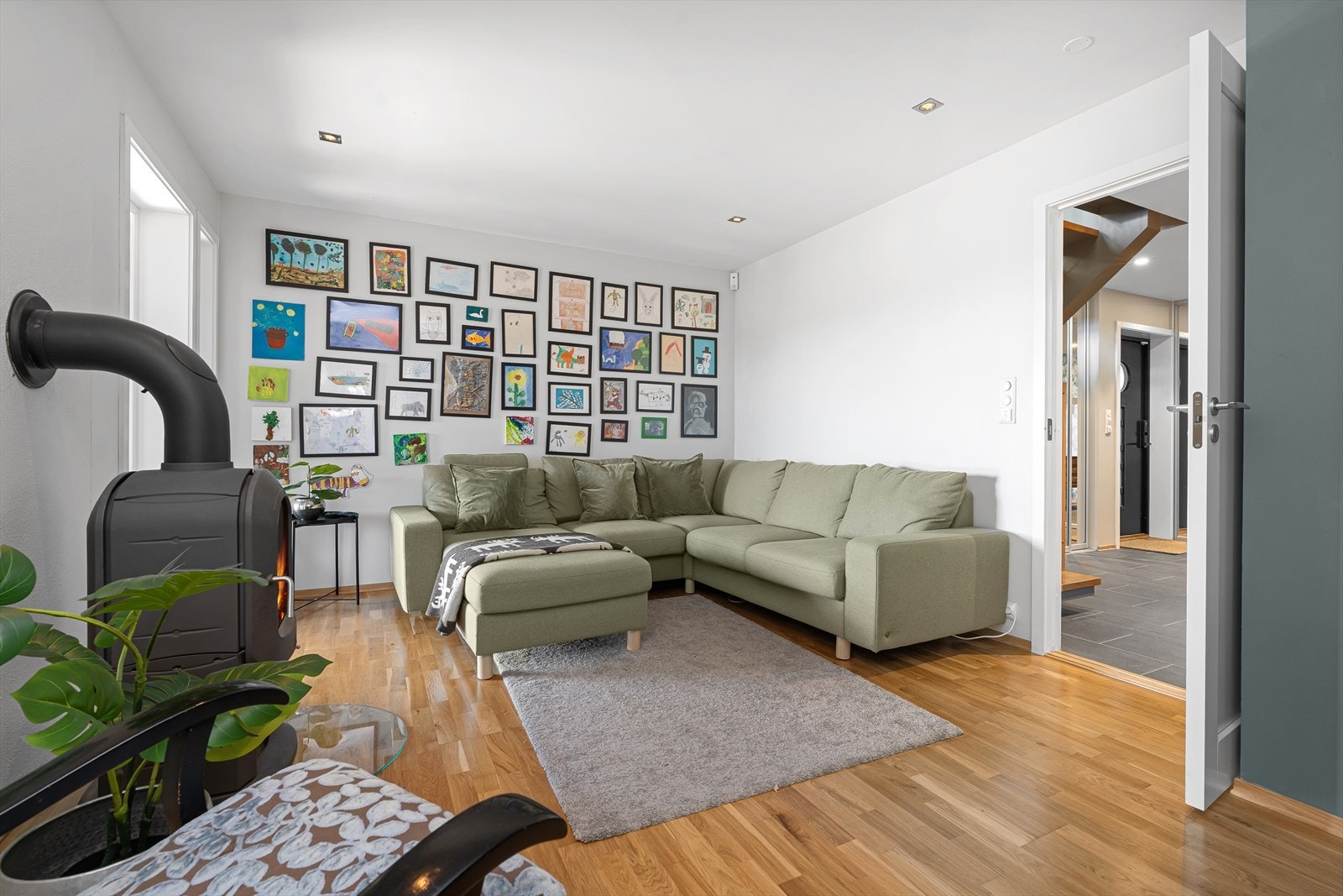 I 1.etg. finner du en ekstra stue hvor det er satt inn vedovn, samt 2 soverom og bad. I stuen er det også varme i gulvet. Galleribilde