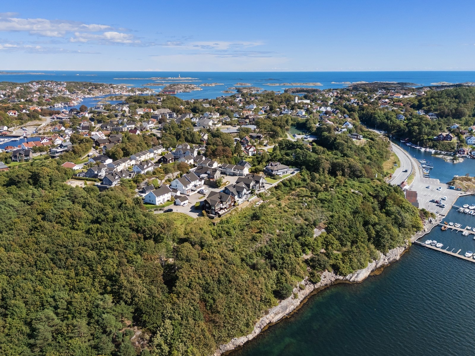 Som nevnt bor du midt på Flekkerøy om du flytter inn her i Sildenestangen 67 - du har gang- og sykkelavstand til både barnehager, skoler, dagligvarebutikk og kollektivtransport. Her bor du svært barnevennlig med lekeplasser like ved i et etablert nabolag. Galleribilde