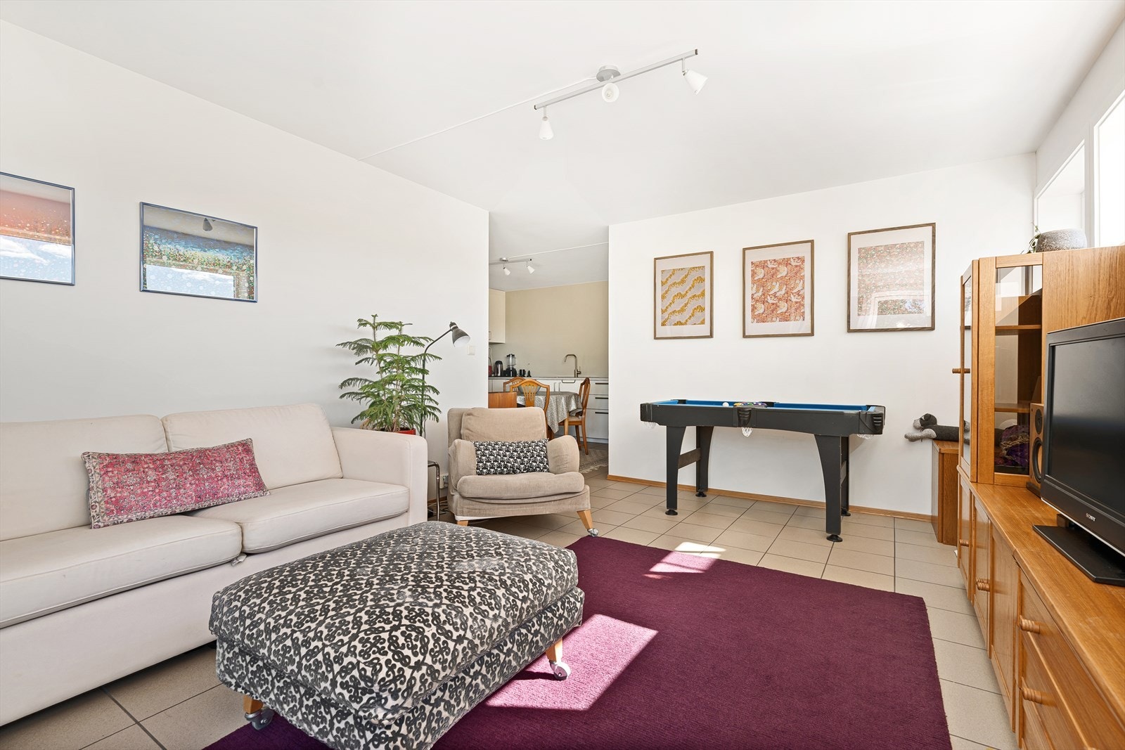 I utleieleleiligheten er gulvet i i entre og stue/kjøkken flislagt med varmekabler. Galleribilde