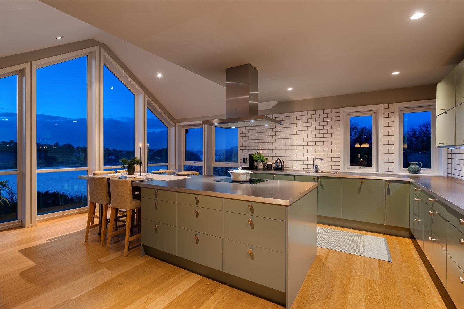 Øverste etasje byr på en praktisk og gjennomtenkt åpen planløsning på 97m2. Her er det god plass til å være mange samlet, samtidig som naturlige soner gir rom for både fellesskap og privatliv. Galleribilde