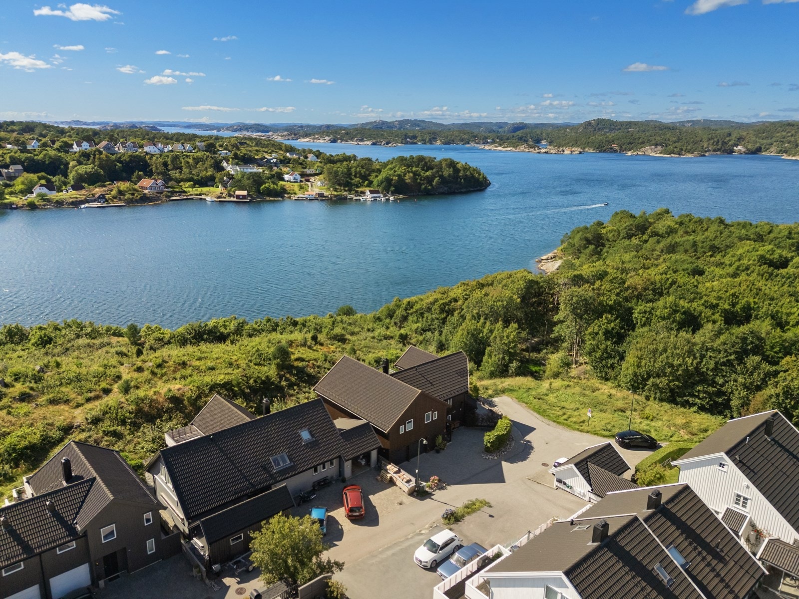 Like ved boligen går det en tursti som tar deg videre ut, ytterst på Sildenestangen hvor du finner svaberg og badestrand. Du finner også flere flotte badeplasser like på nedsiden av boligen. Du har forøvrig gangavstand til Alsvika kommunale båthavn. Galleribilde