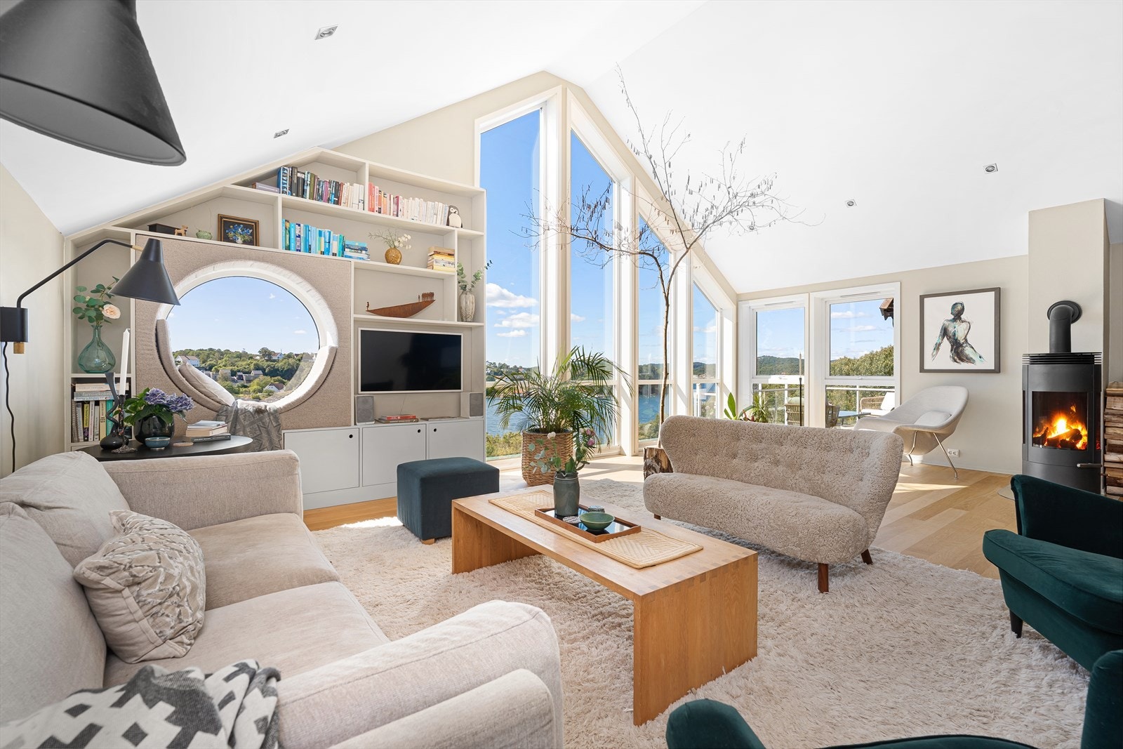 Den plassbygde utstillingshyllen er laget av møbelsnekker og satt inn av nåværende eier. Den gir stuen et lunt og ekslusivt preg. Galleribilde