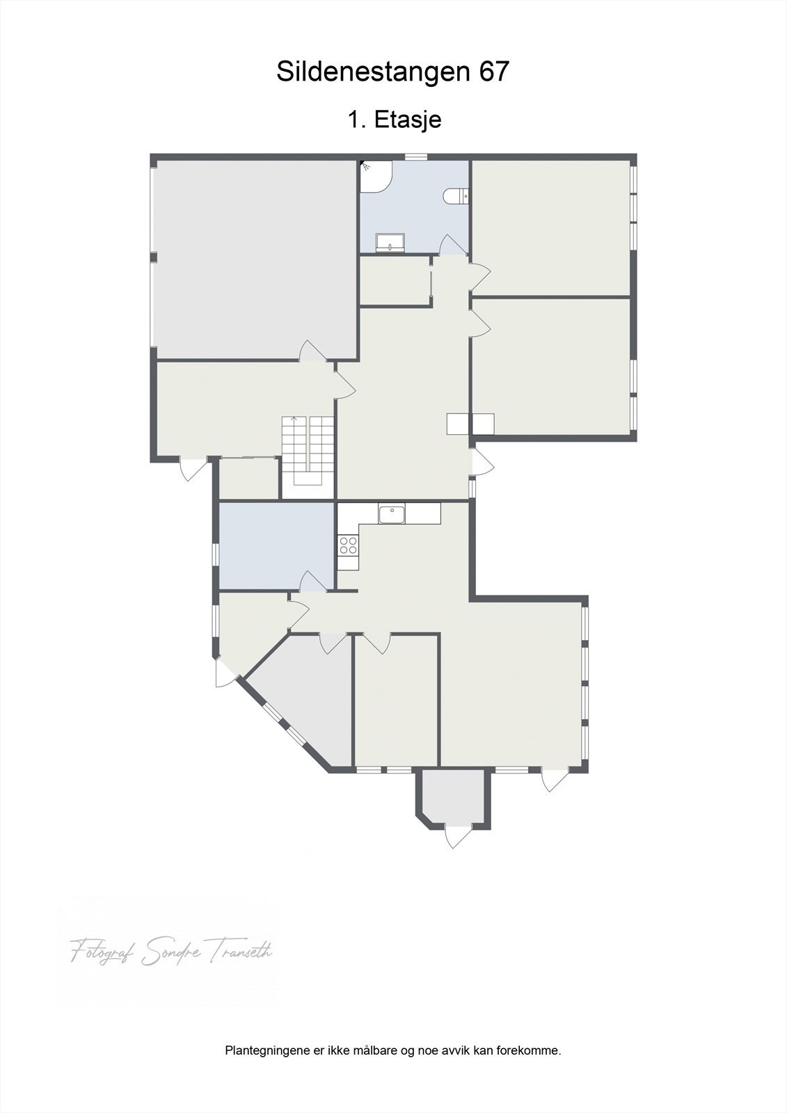 Planløsning 1.etg.: entre/hall med tilkomst direkte til garasje, stue, 2 soverom, samt bad. Utleieleilighet: egen inngang, entre/mellomgang, soverom, åpen stue/kjøkkenløsning, samt en innvendig bod/soverom (ikke godkjent for varig opphold) Galleribilde