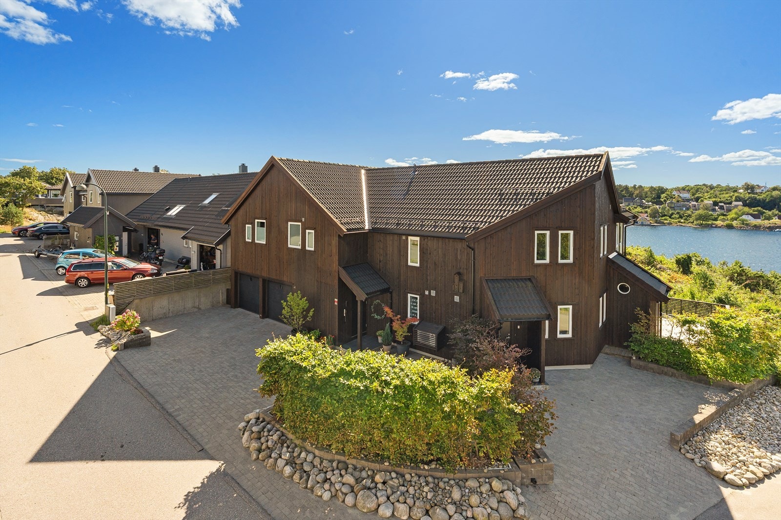 Lettstelt innkjørsel pent opparbeidet med belegningsstein og tydelig skille mellom hoveddel og utleiedel. Du har parkering i den doble garasjen, forøvrig i innkjørselen, samt at det er naturlig parkering tilhørende utleiedelen. Galleribilde