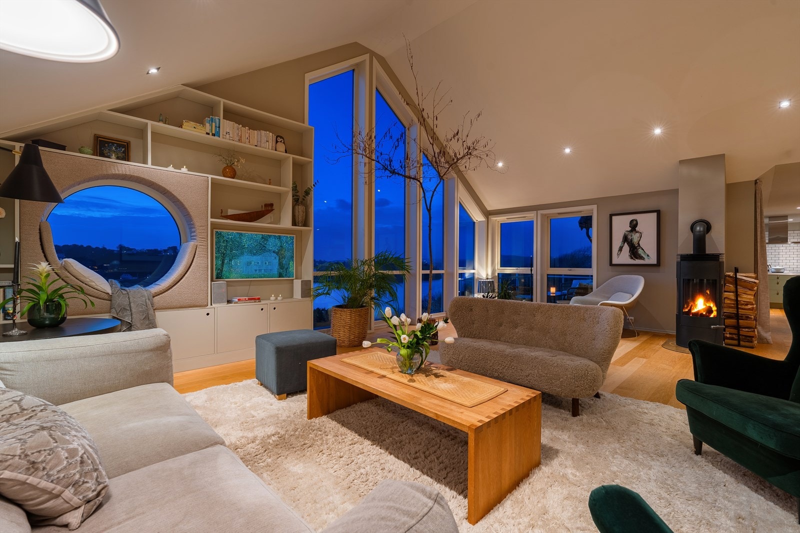 Nåværende eier har også fått spesialbestilt solskjerming med Luxaflex liftgardiner i vinduene i stue og kjøkken. Galleribilde