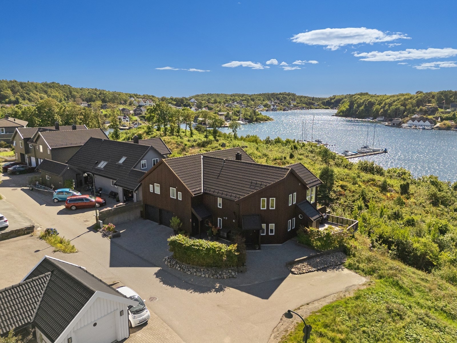 Eiendommen ligger helt innerst i blindvei i et svært barnevennlig nabolag og består av en enebolig over to plan med dobbel garasje, samt en godkjent utleieleilighet med egen inngang, parkering og terrasse. Galleribilde