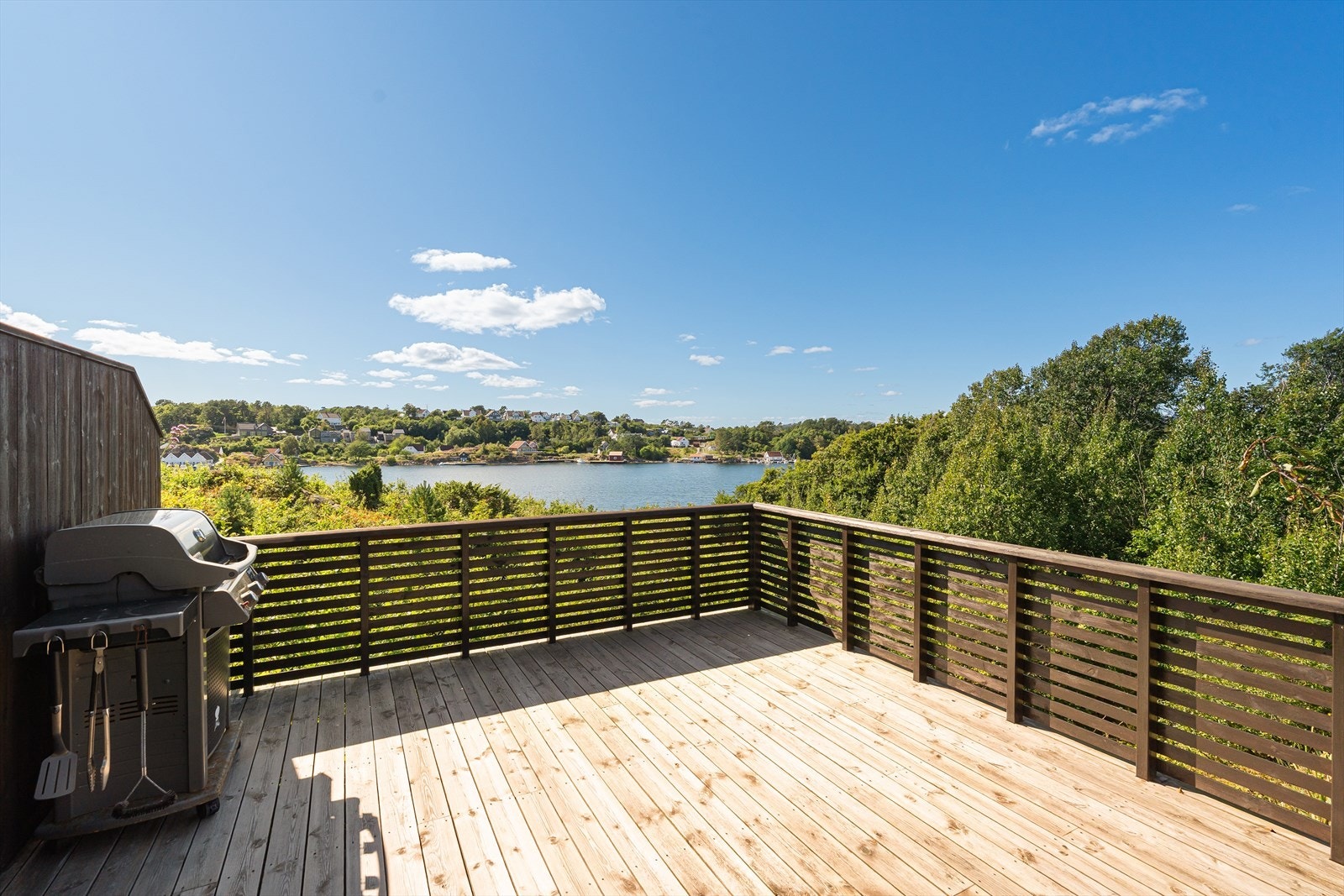 Utleiedelen har også flott utsikt og en fin avskjermet uteplass med terrasse. Her har du gode solforhold med ettermiddags- og kveldssol. Galleribilde