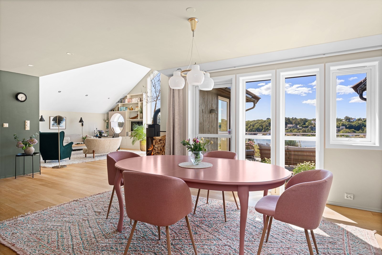 Oppe i boligens 2.etg. finner du følgende planløsning: en stor åpen stue-, spisestue- og kjøkkenløsning, samt 2 soverom, bad, separat vaskerom og en romslig bod med tilkomst til ekstra lagring på loftet. Galleribilde