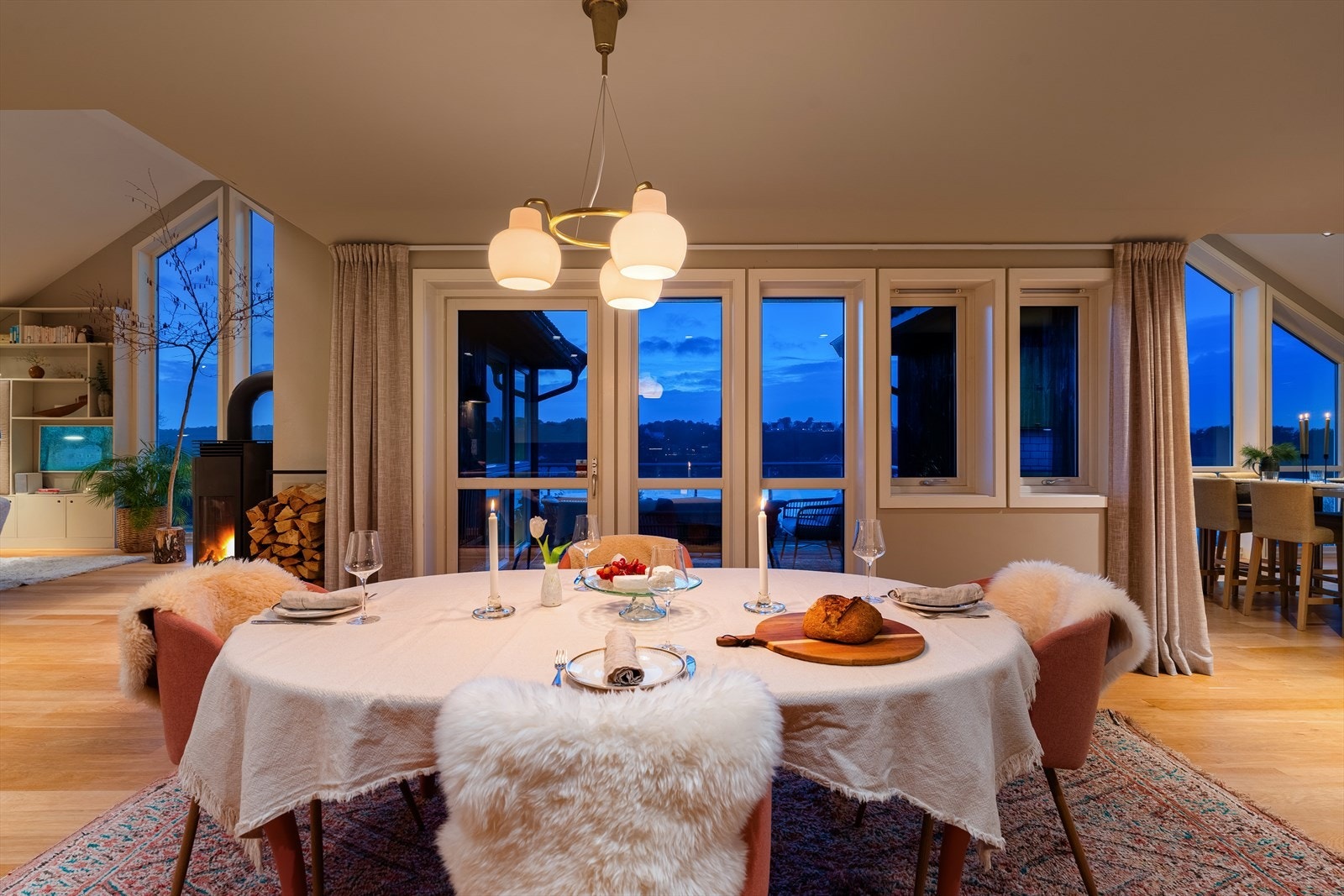 Spisestuen innbyr til både hverdagskos og store selskap. Med langbord er det god plass til 20 gjester. Galleribilde