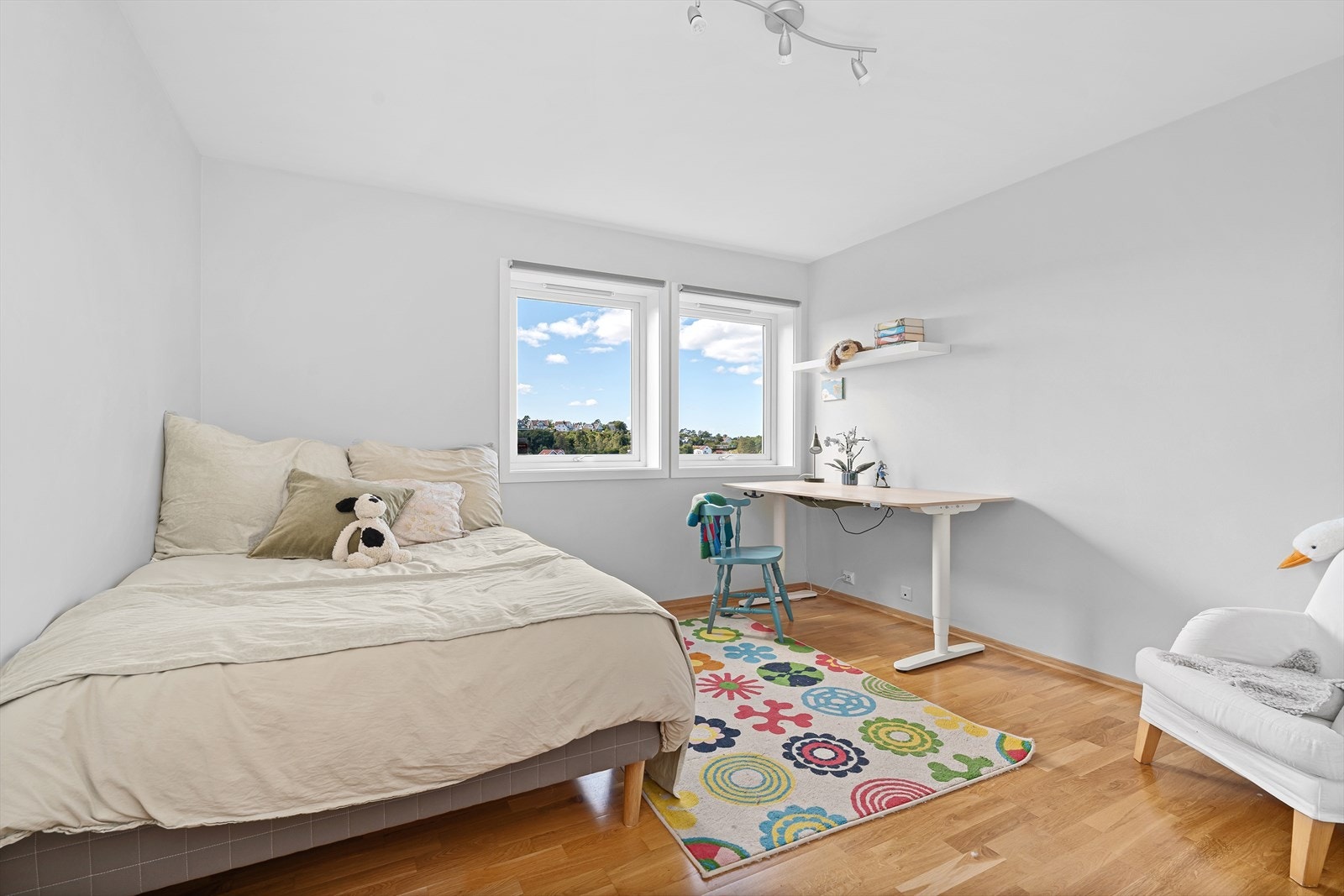 Begge soverommene i denne etasjen er av god størrelse med plass til dobbeltseng og skrivepult. Garderobeløsninger følger med i begge disse soverommene. Galleribilde