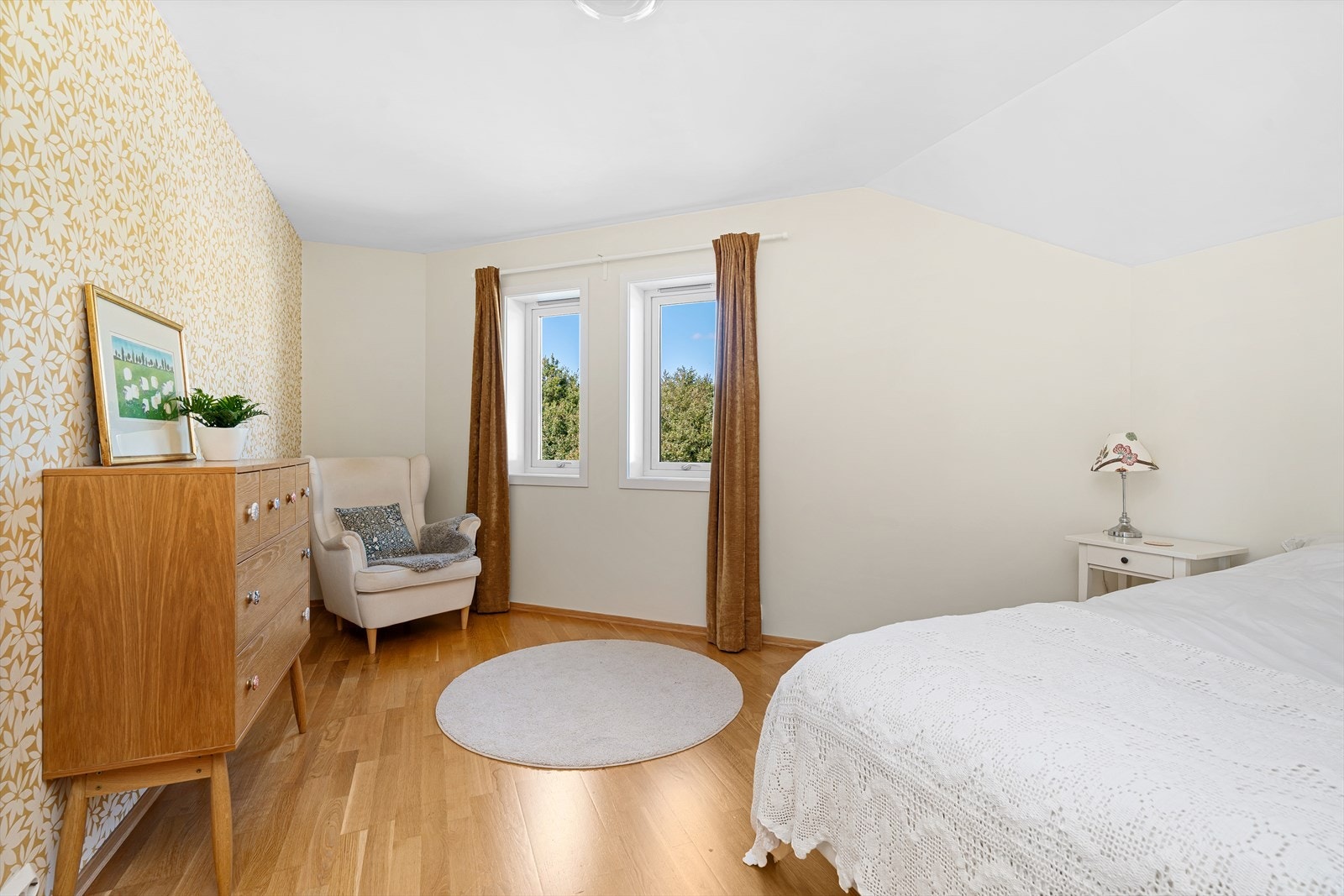 På det "gule" soverommet er det plass til en dobbeltseng med tilhørende nattbord, samt garderobeløsning om ønskelig. Galleribilde