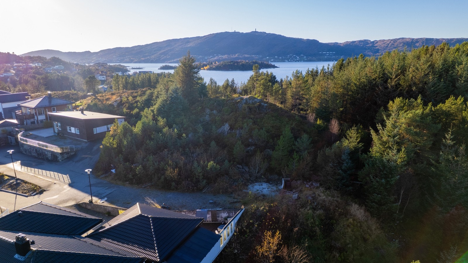 Beliggenheten gir fantastiske solforhold gjennom dagen og nydelige solnedganger som forsvinner bak horisonten. Galleribilde