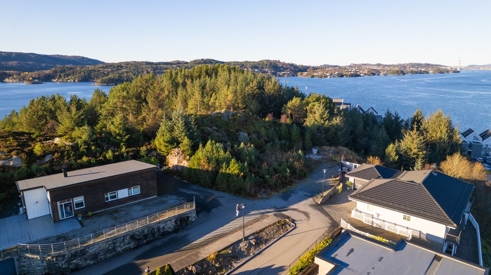 Fra eiendommen er det kort vei til sjøen, med gode muligheter for både bading, båtliv og fiske. Galleribilde