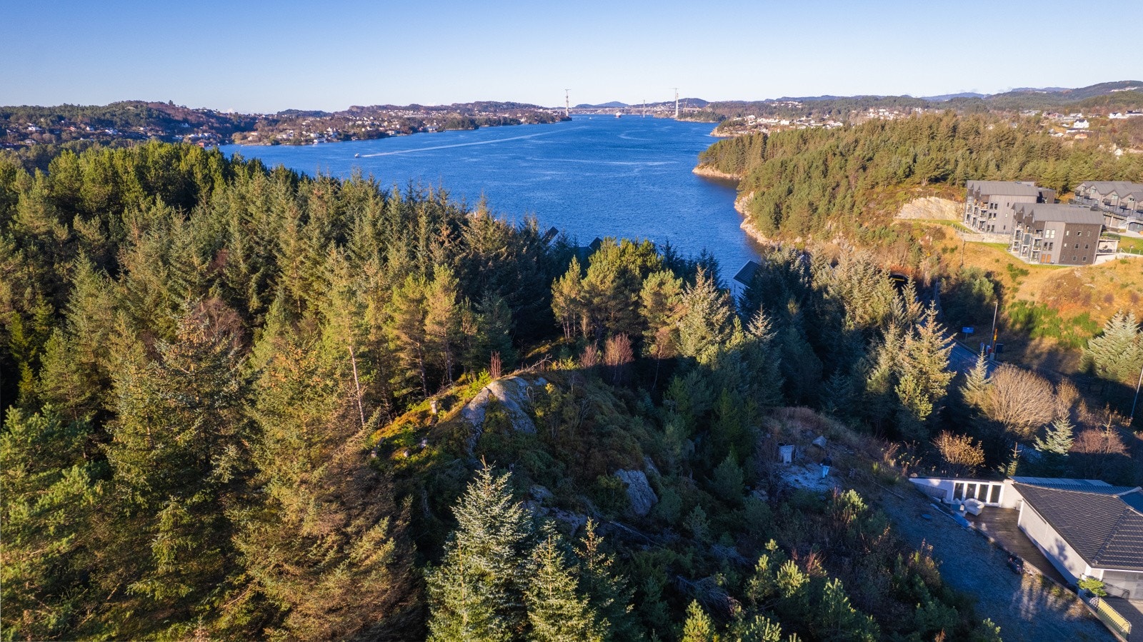 Det kuperte terrenget rundt eiendommen gir varierte turmuligheter, fra rolige kyststier til mer utfordrende turer i høyden. Galleribilde