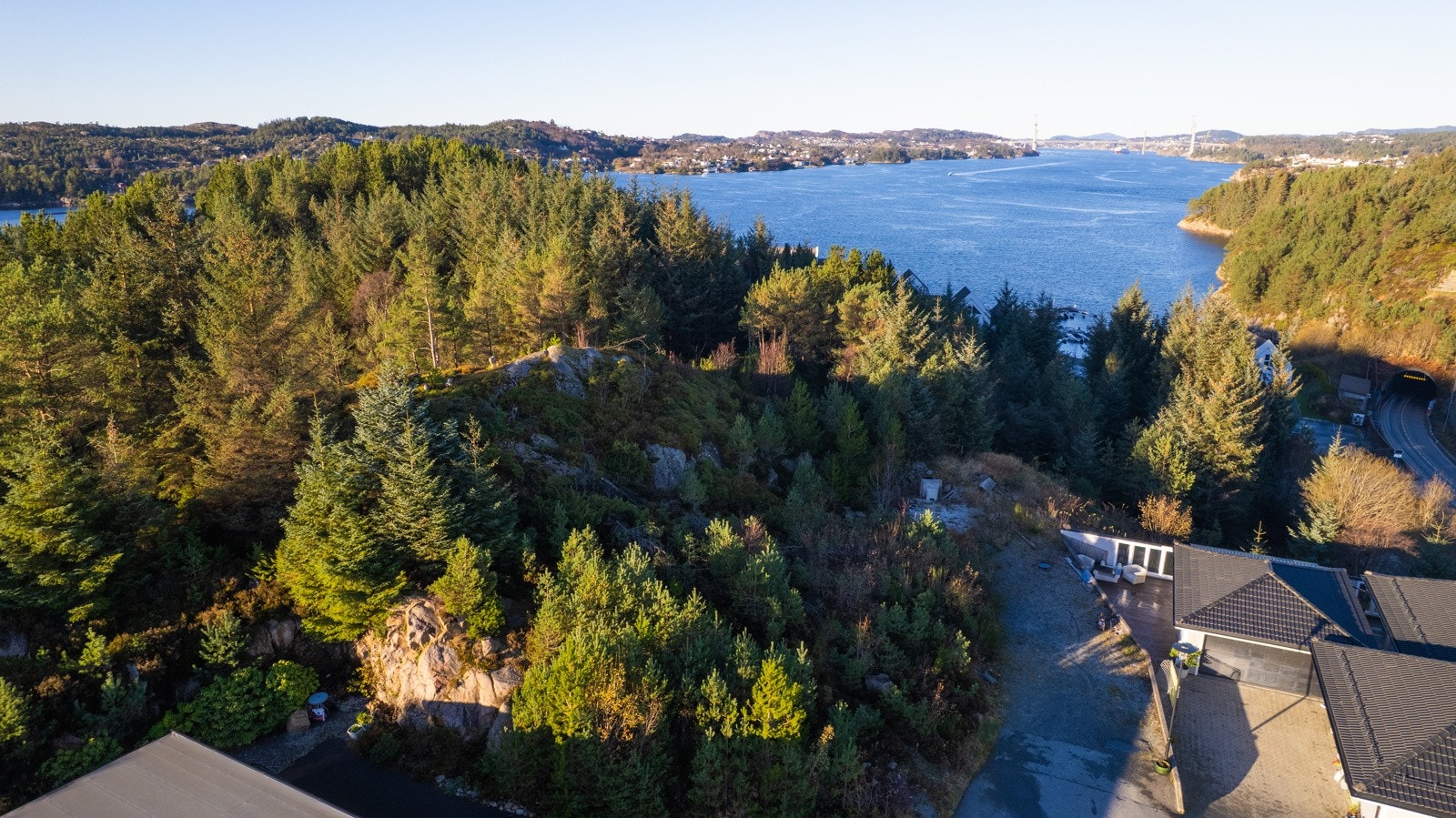 Eiendommen har en tilbaketrukket og skjermet beliggenhet, fri for støy og gjennomgangstrafikk. Galleribilde