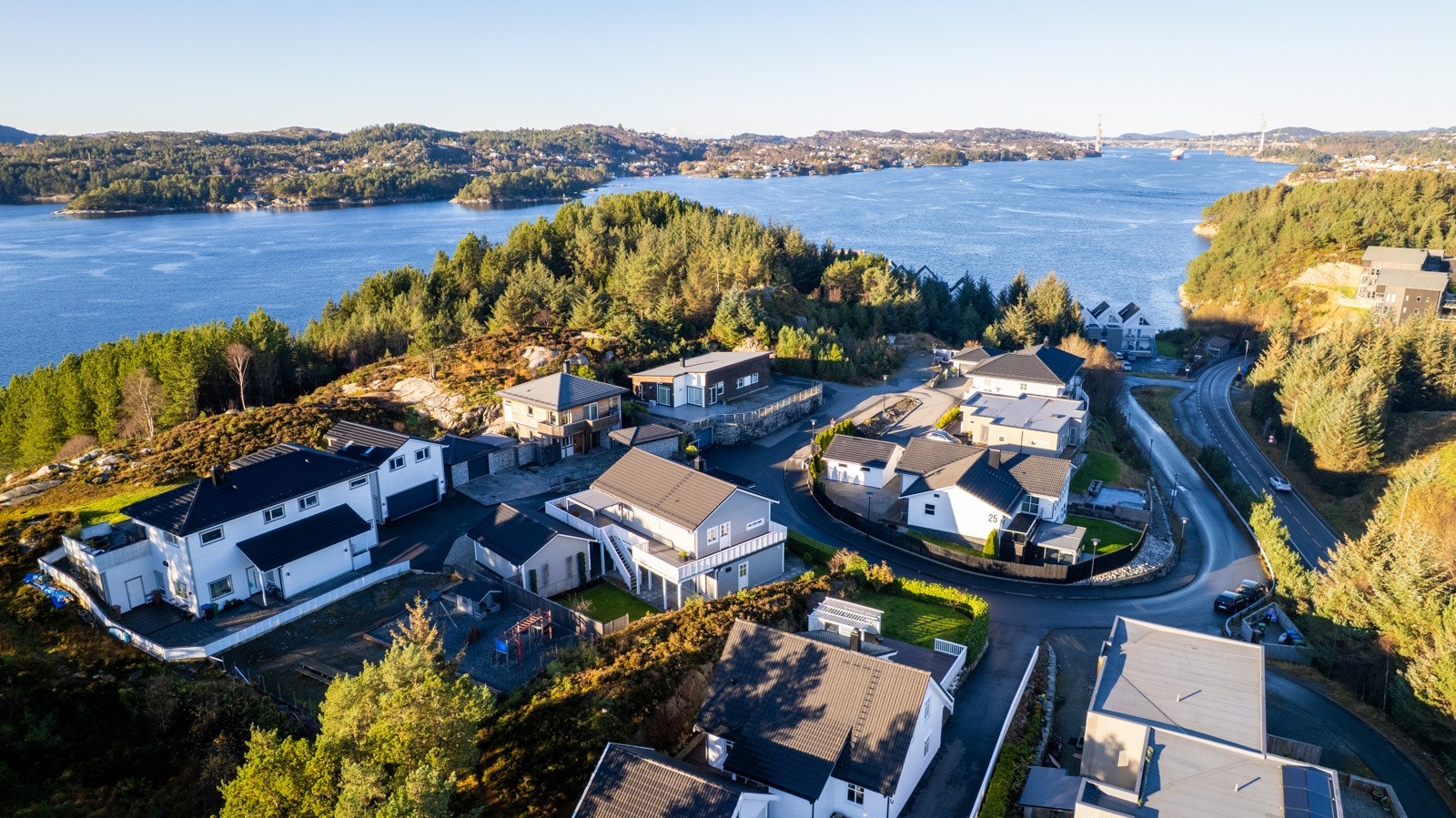 Den gode forbindelsen til fastlandet gjennom Bjørøytunnelen gjør området lett tilgjengelig, samtidig som det beholder sin rolige og tilbaketrukne karakter. Galleribilde