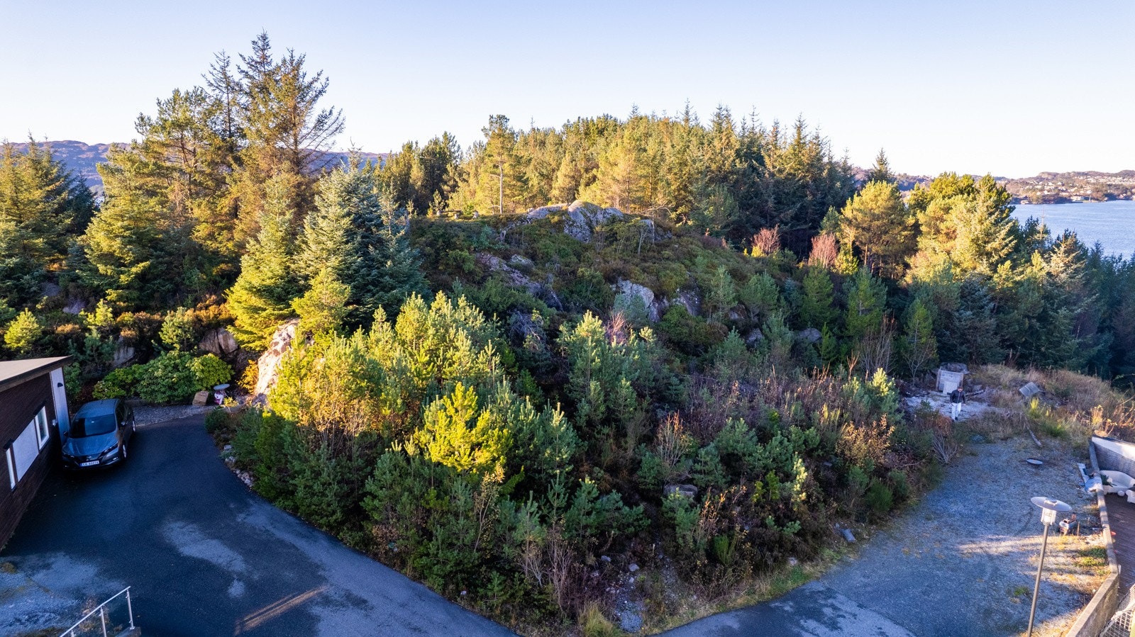 Tomten er regulert til småhusbebyggelse ihht. kommuneplanen og måler 485 m². Galleribilde