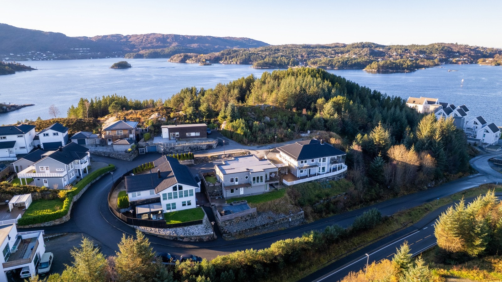 Det er kun 25 minutter kjøring fra eiendommen til Bergen sentrum. Galleribilde