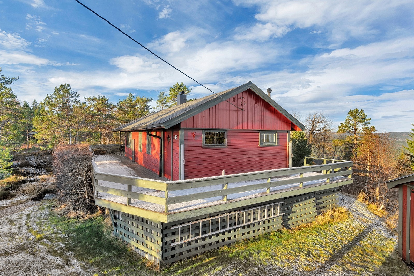 Det er terrasse rundt store deler av eiendommen Galleribilde