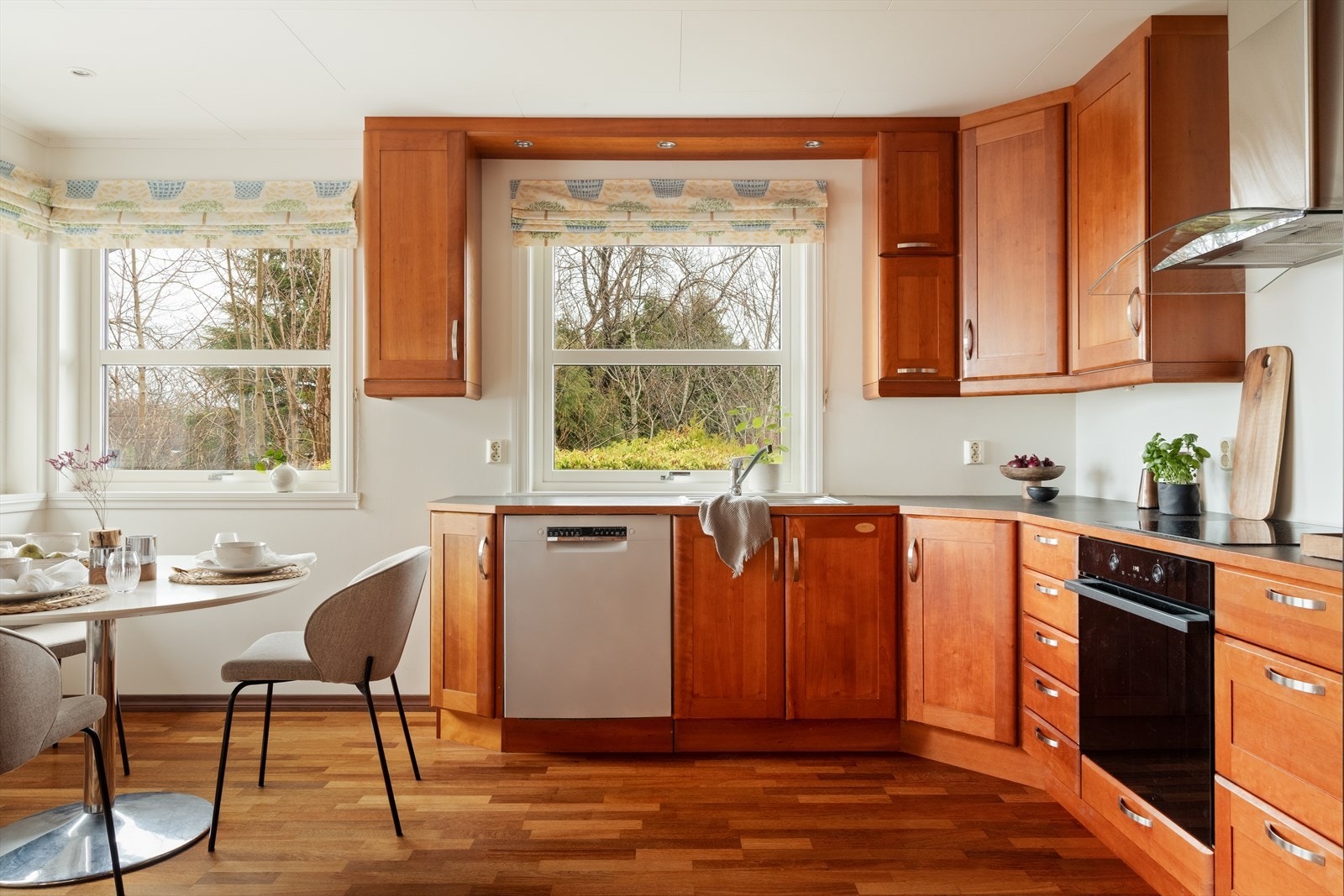 Godt med benkeplass til kokken. Galleribilde