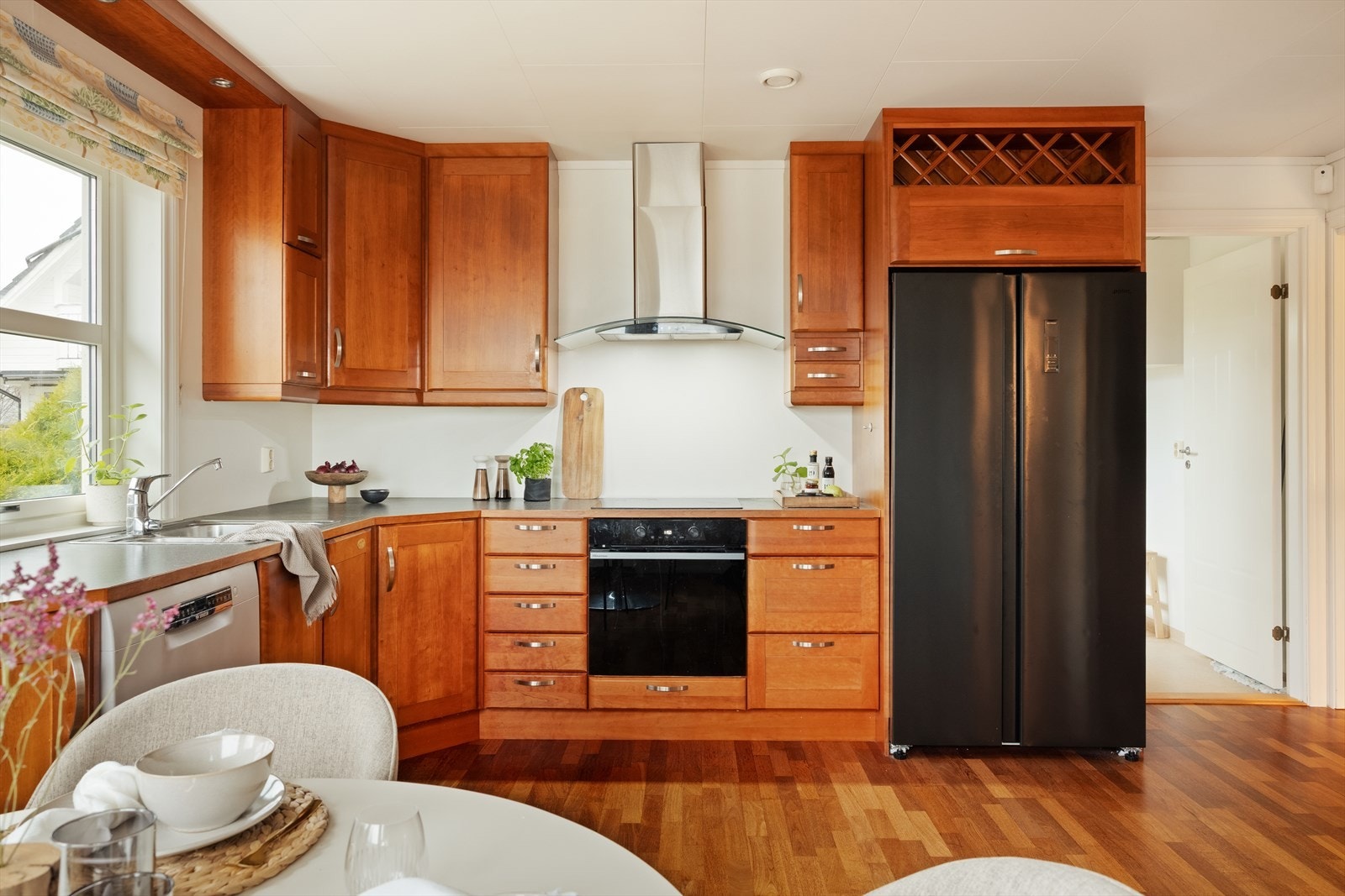 Kjøkkenet er utstyrt med oppvaskmaskin, komfyr og platetopp. Galleribilde