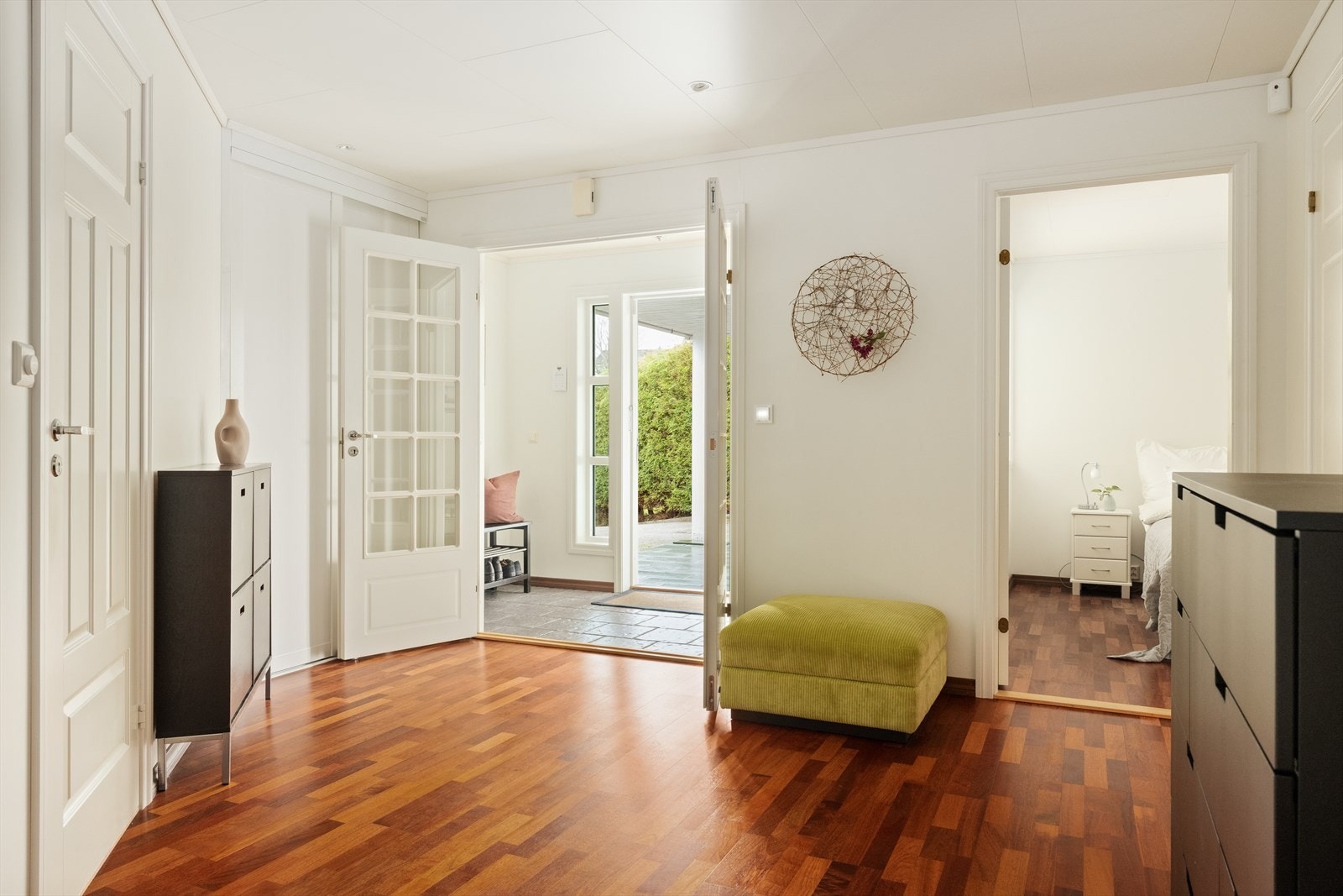 Boligen har balansert ventilasjon og det er vannbåren gulvvarme i alle rom som gir et komfortabelt inneklima året rundt. Galleribilde