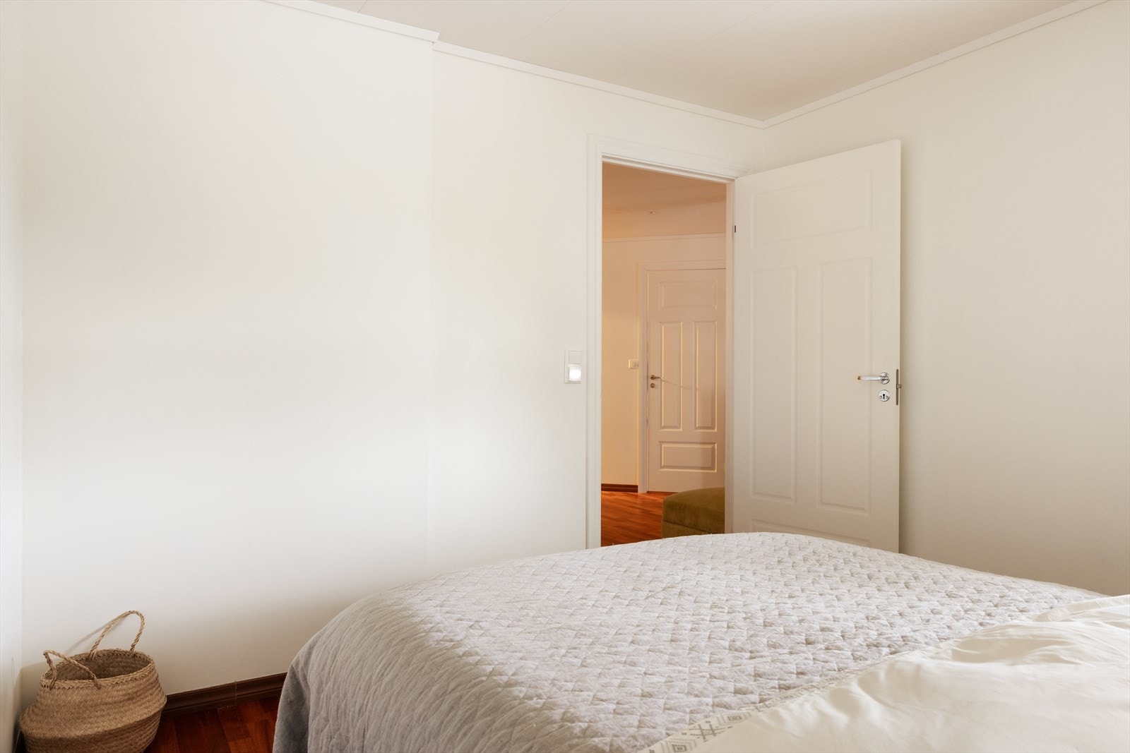 Plass til stor seng og nattbord for enkel oppbevaring. Galleribilde