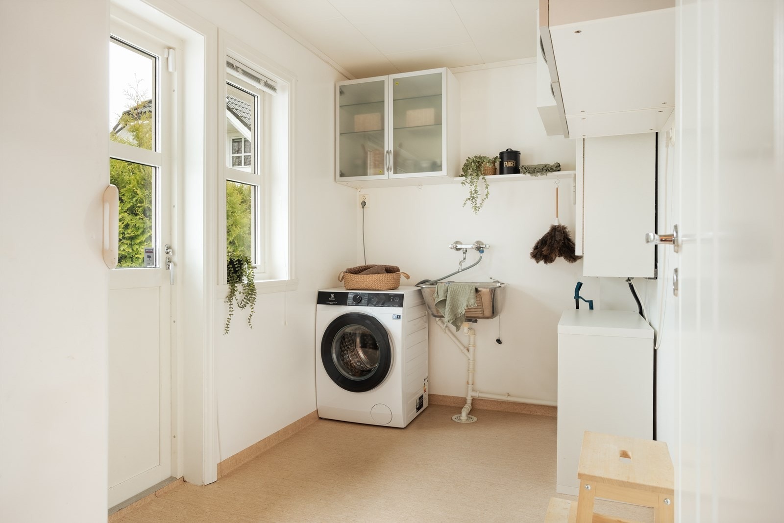 Vaskerom med opplegg for vaskemaskin og skyllekar. Galleribilde