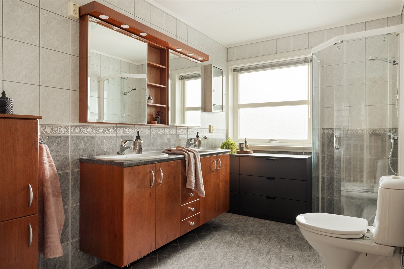 Badet er innredet med 2 servanter, toalett og dusjvegger. Galleribilde