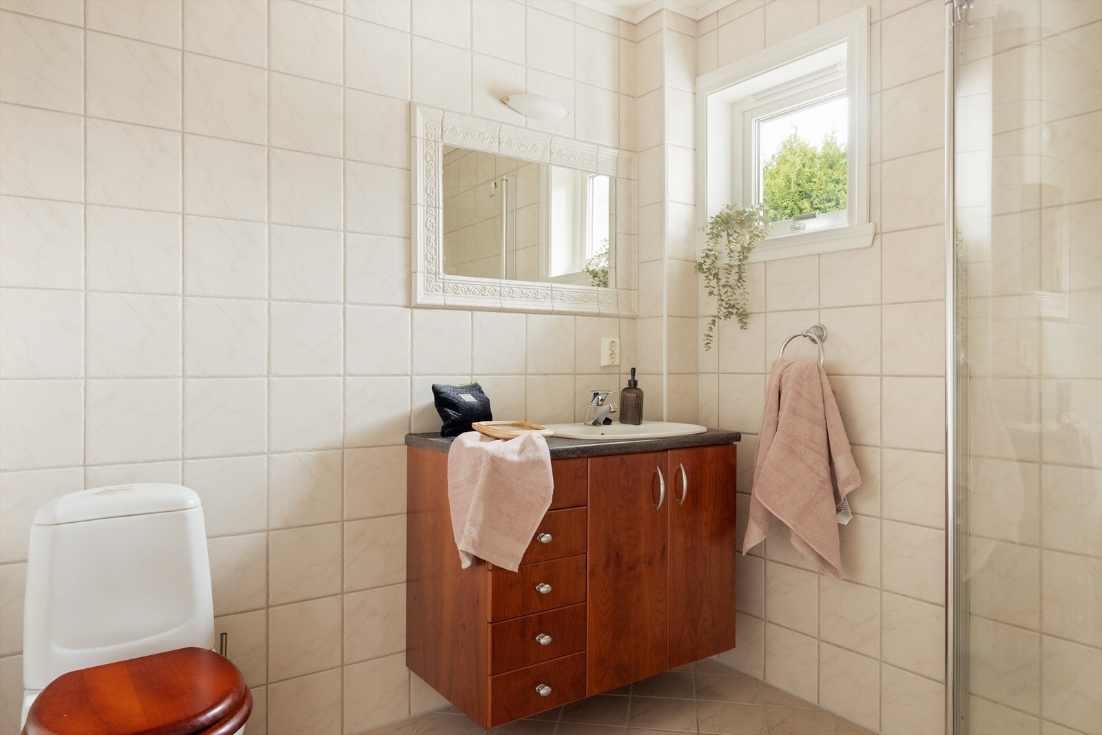 Bad 2 er på 4.1m² med fliser på gulv og vegger. Galleribilde