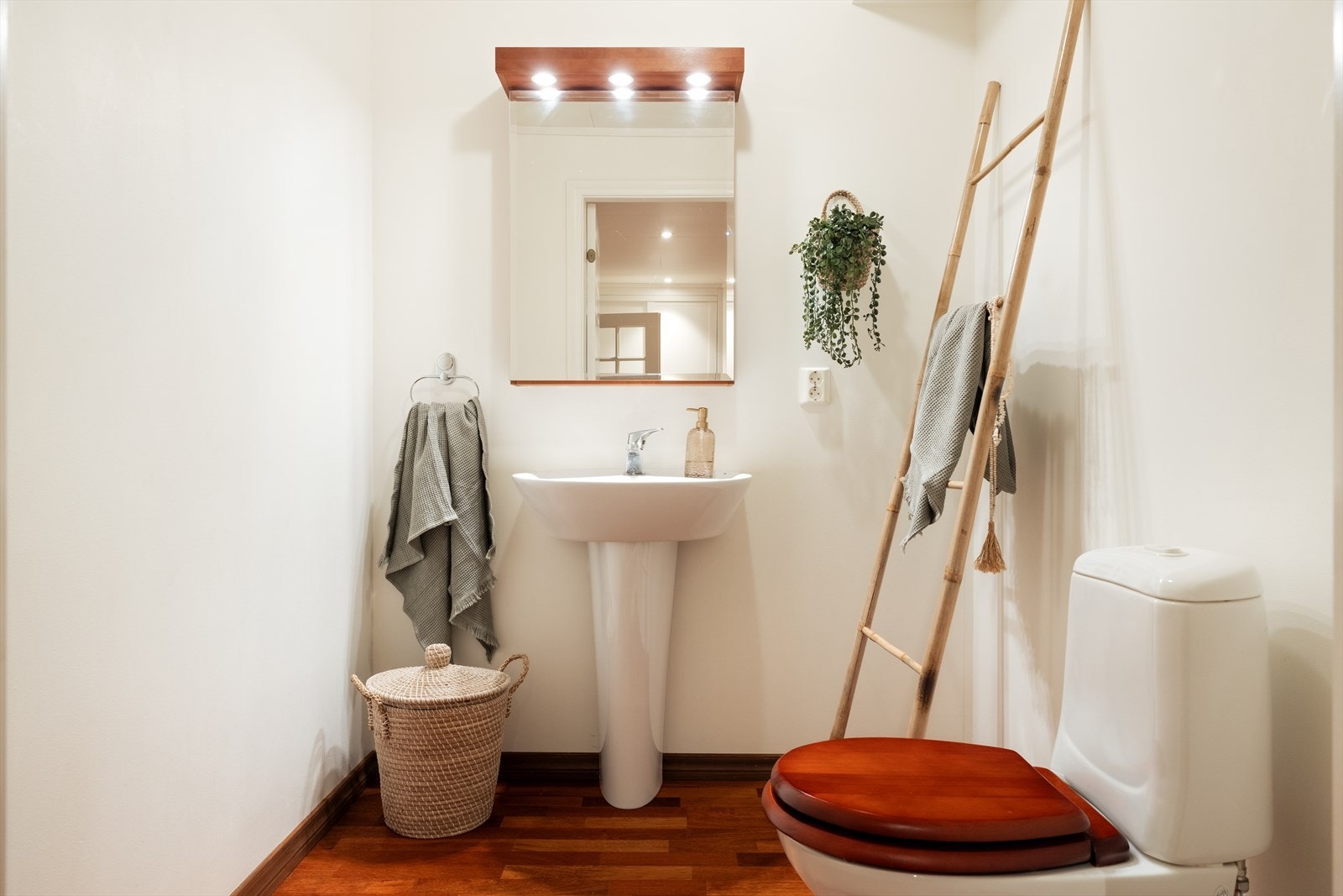 Toalettrom innredet med servant og toalett. Galleribilde