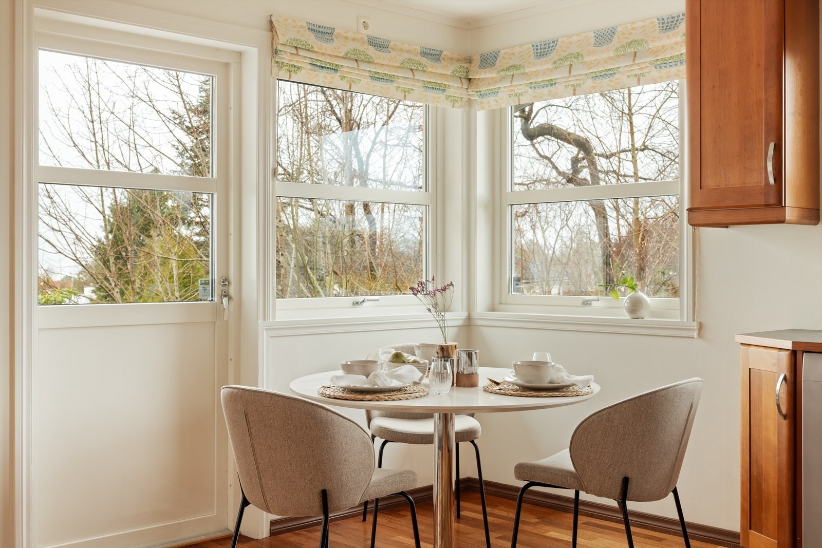 Koselig kjøkkenkrok hvor morgenkaffen kan nytes. Galleribilde