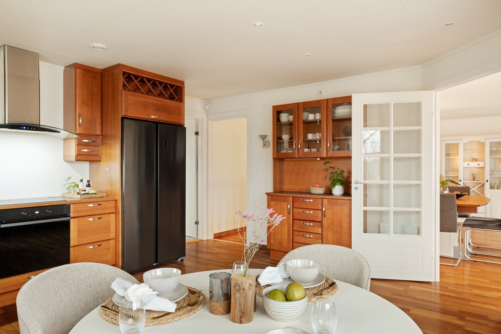 Sivesind kjøkken innredning med profilerte kirsebær fronter - Benkeplaten er av laminat. Galleribilde