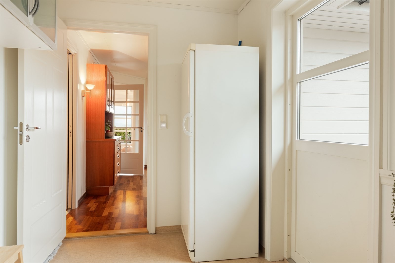 Det er enkel tilkomst til vaskerommet via kjøkkenet. Galleribilde