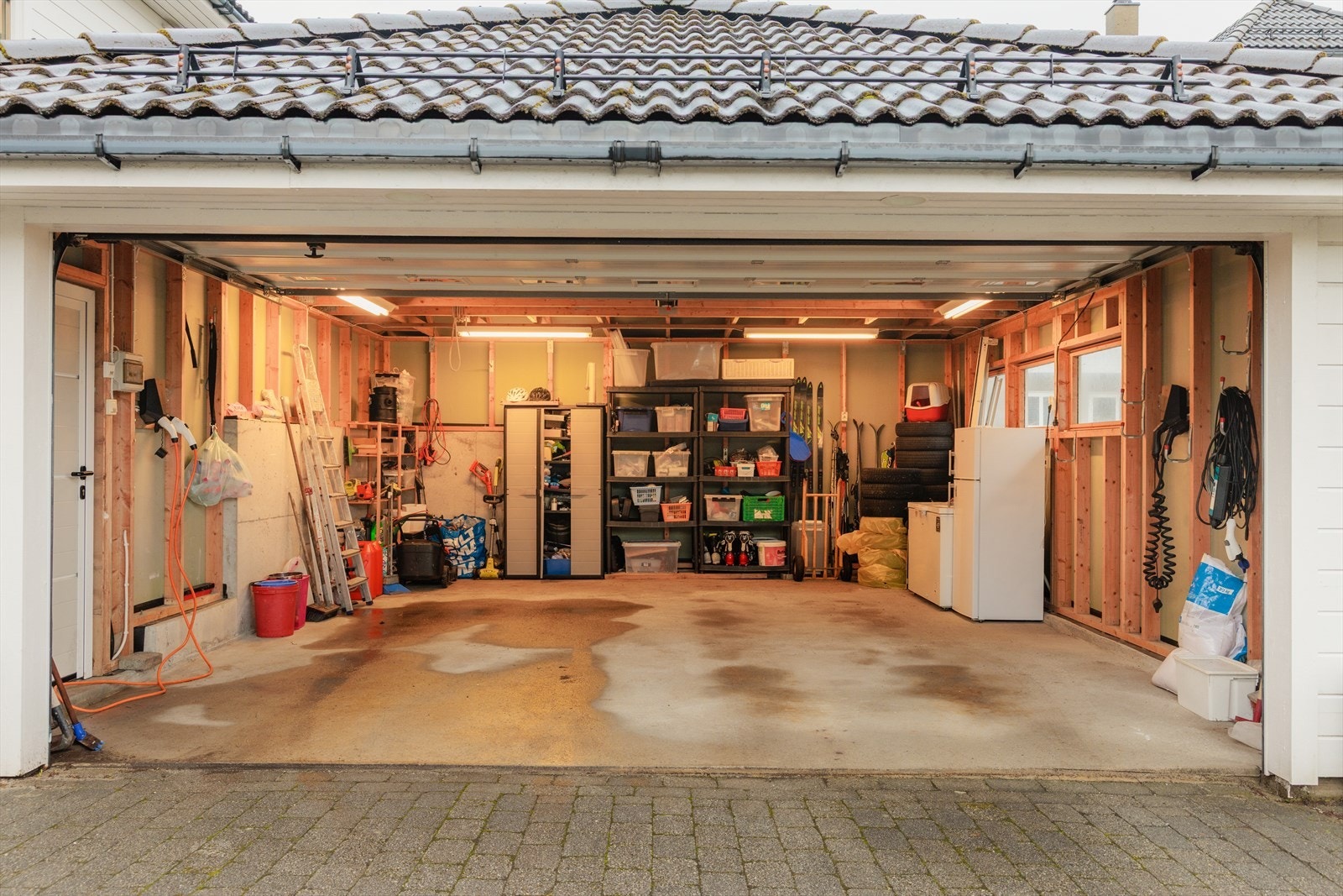 Garasje på ca 40 m² med to elbilladere. Galleribilde