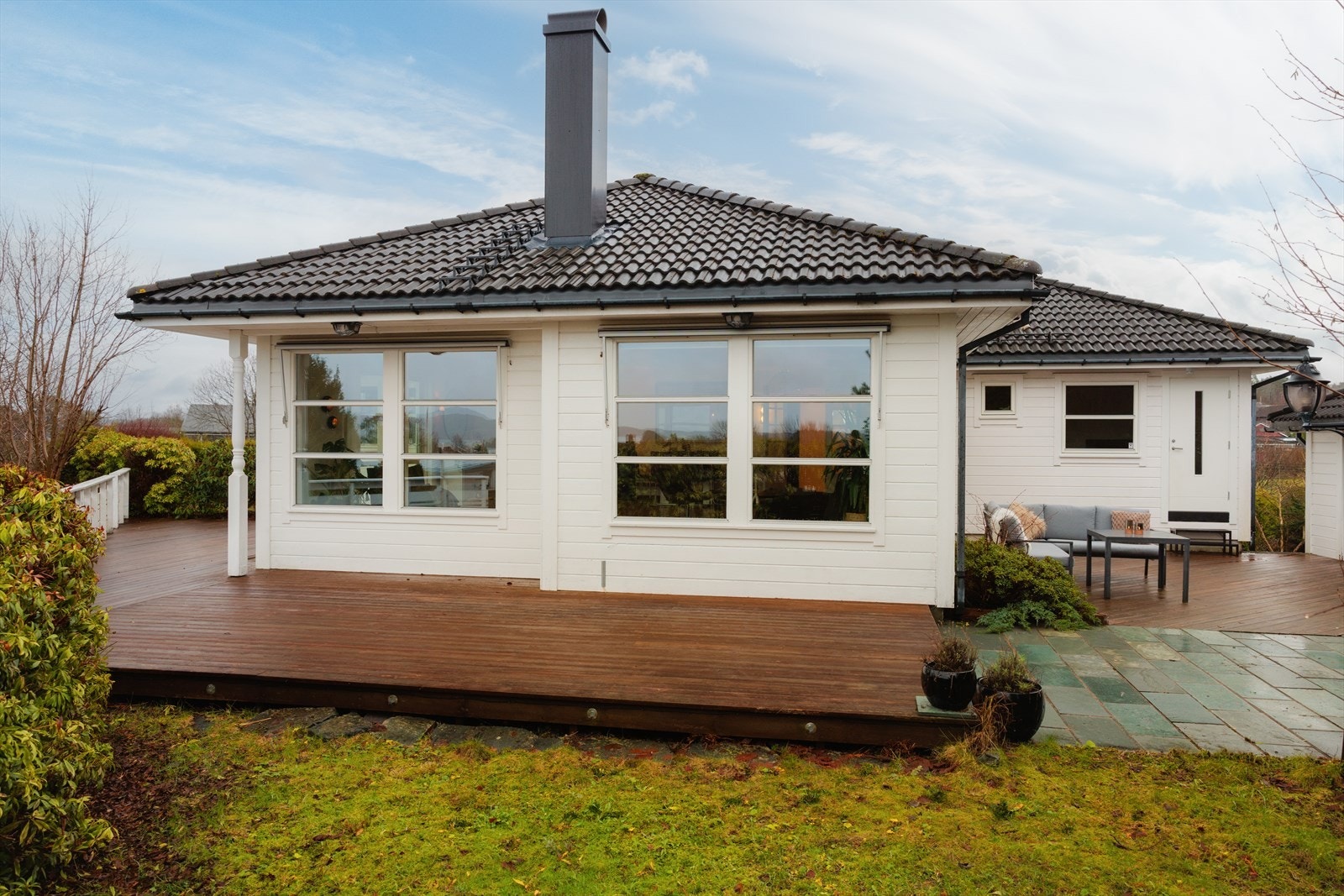 Boligens flotte uteareal gir plass til hele familien for sosiale sammenkomster. Galleribilde