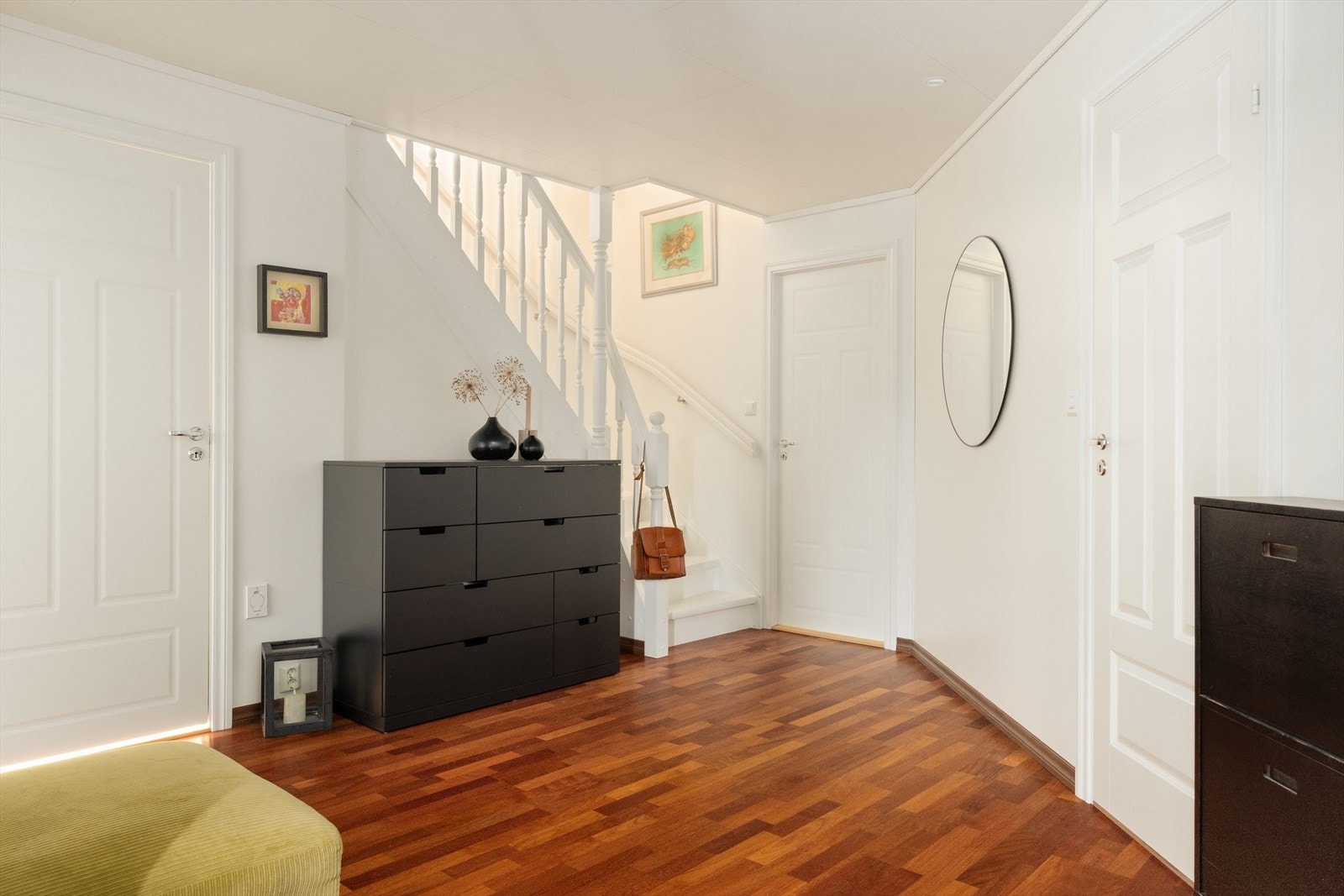 Underetasjen inneholder 2 soverom (ett ikke godkjent), innebod/teknisk rom, toalettrom, hall, entre og utvendig isolert bod. Skyvedørsgarderobe i både hall og entre. Galleribilde