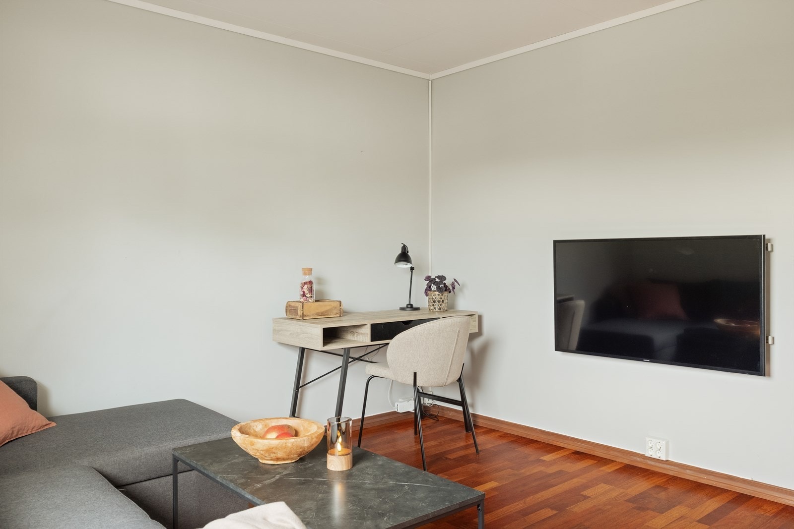 Rommet er innredet med sofa, vegghengt tv, pult og kommode - Internettkontakt på dette rommet. Galleribilde