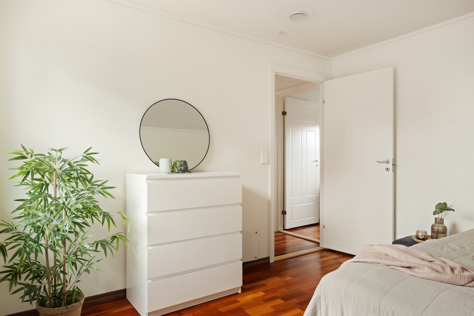 Plass til seng, nattbord og kommode. Galleribilde