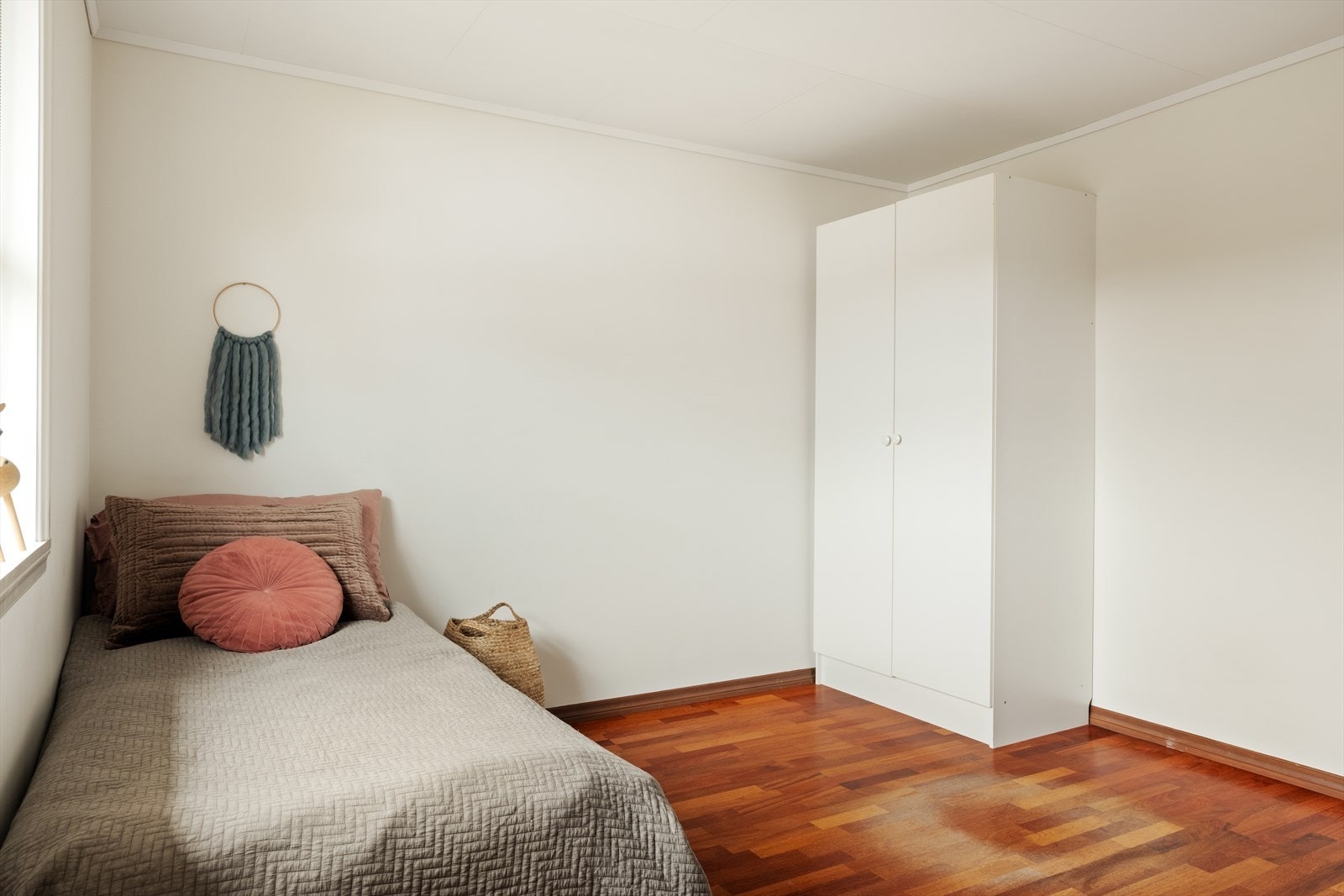 Plass til stor seng og garderobeskap. Galleribilde